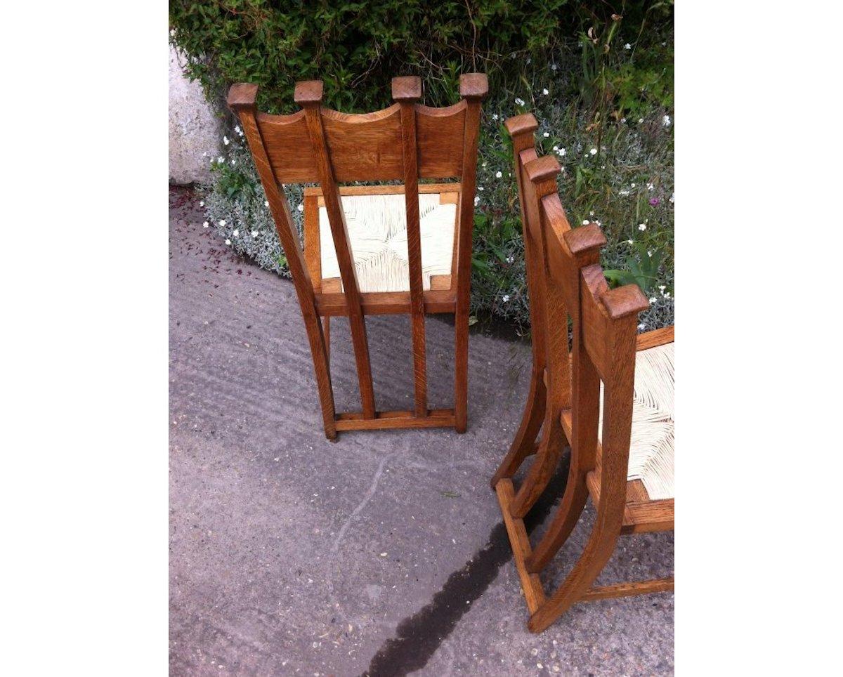 George Montague Ellwood, fabriqué par J S Henry, paire de chaises de salle à manger assorties en chêne Bon état - En vente à London, GB