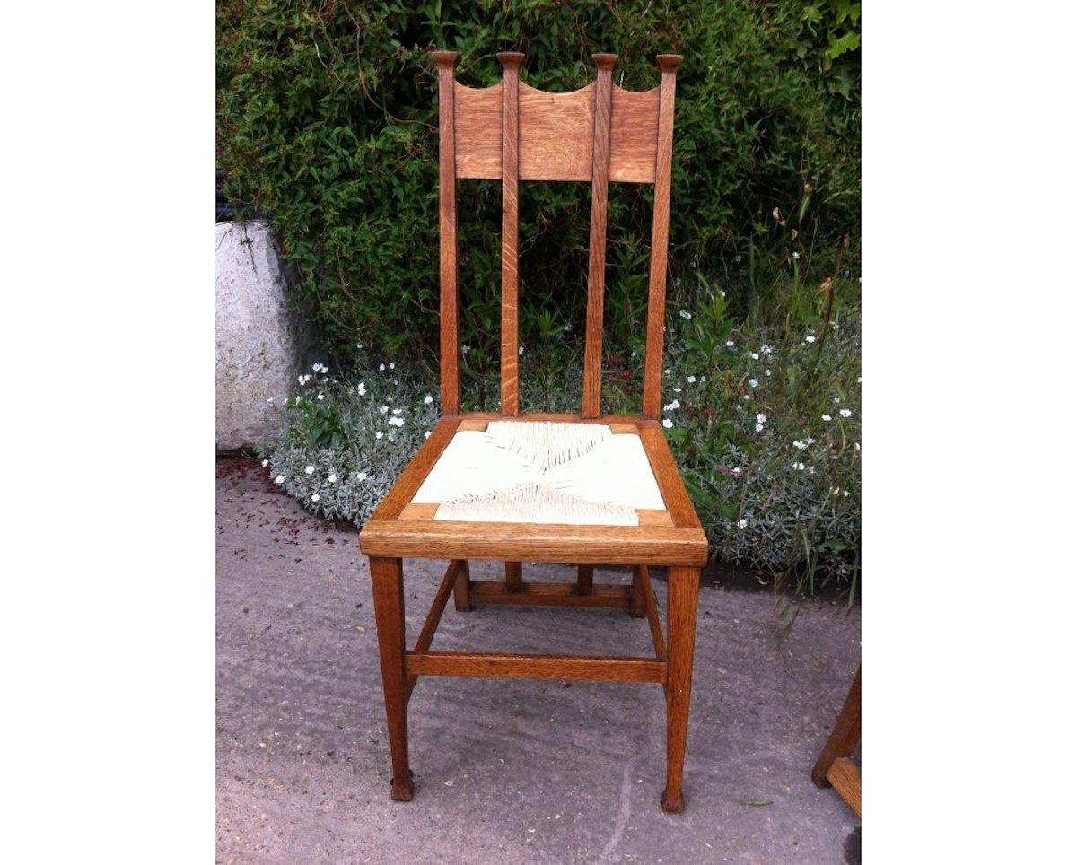 Début du 20ème siècle George Montague Ellwood, fabriqué par J S Henry, paire de chaises de salle à manger assorties en chêne en vente