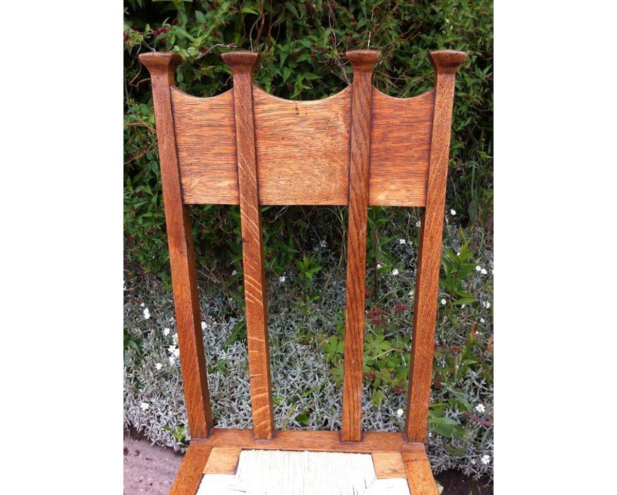 George Montague Ellwood, hergestellt von J.S. Henry, ein Paar passender Eichen-Esszimmerstühle (Eichenholz) im Angebot