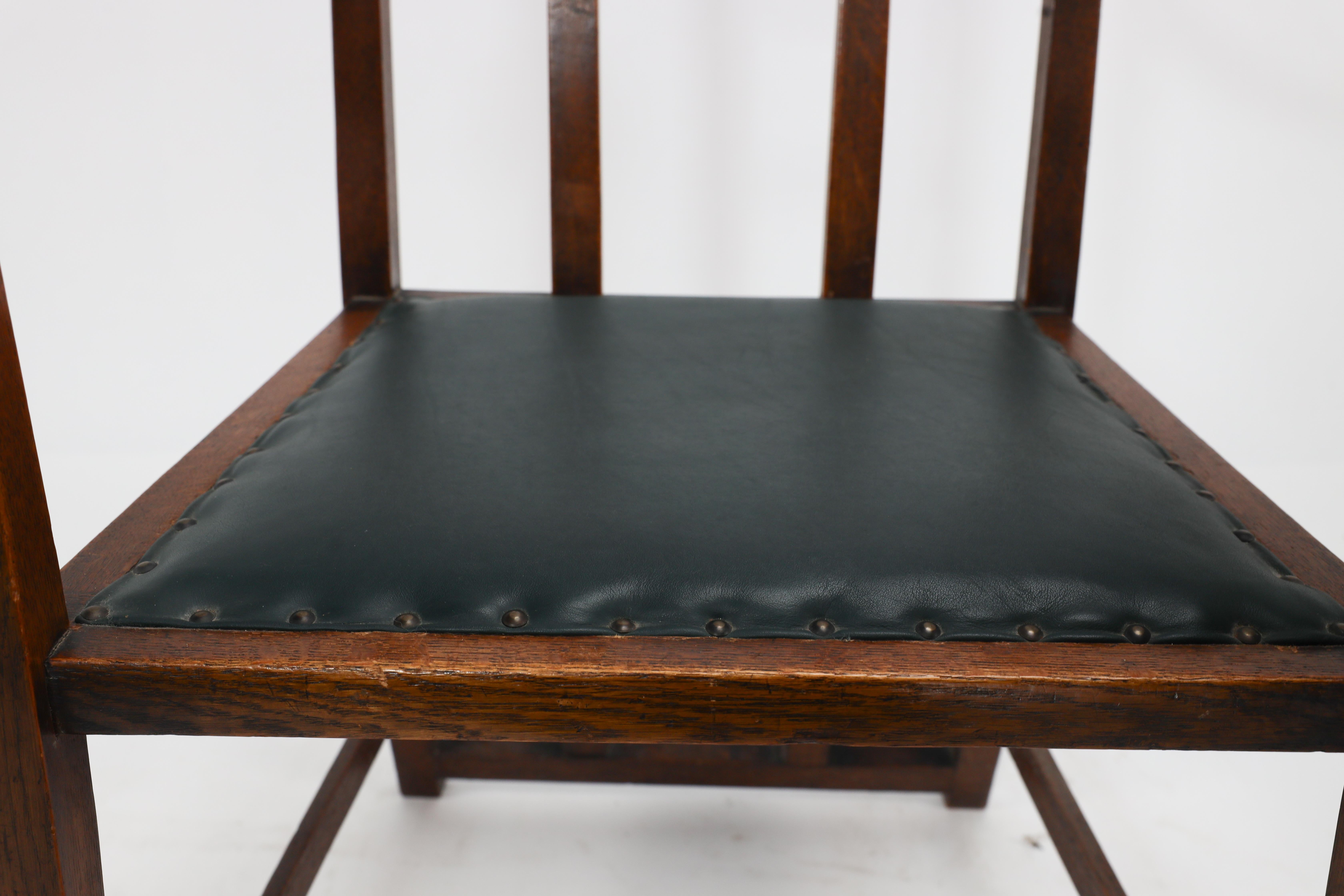 George Montague Ellwood. Fabriqué par J S Henry. Rare ensemble de dix chaises de salle à manger en Oak. en vente 12