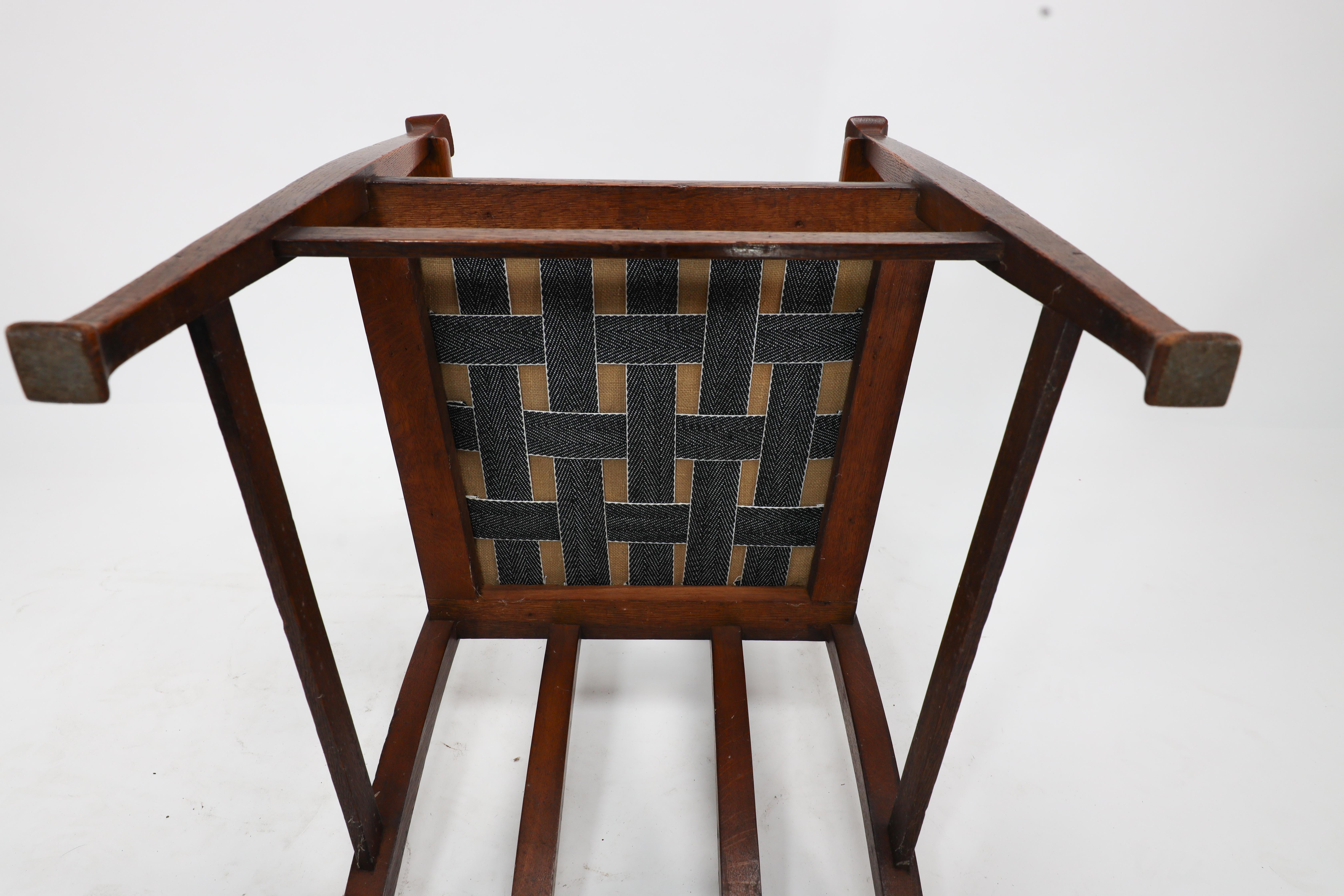 George Montague Ellwood. Fabriqué par J S Henry. Rare ensemble de dix chaises de salle à manger en Oak. en vente 13