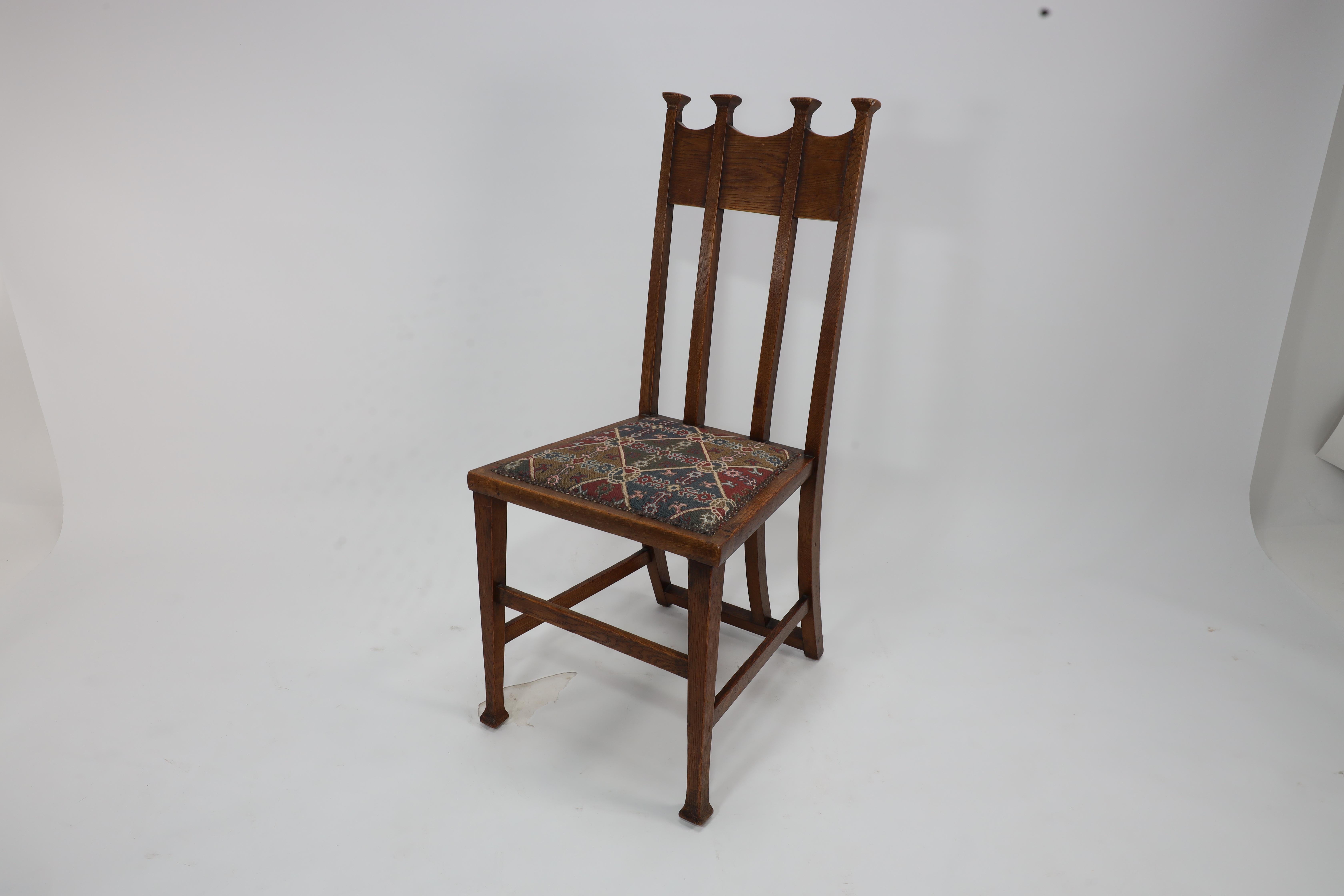 Anglais George Montague Ellwood. Fabriqué par J S Henry. Rare ensemble de dix chaises de salle à manger en Oak. en vente