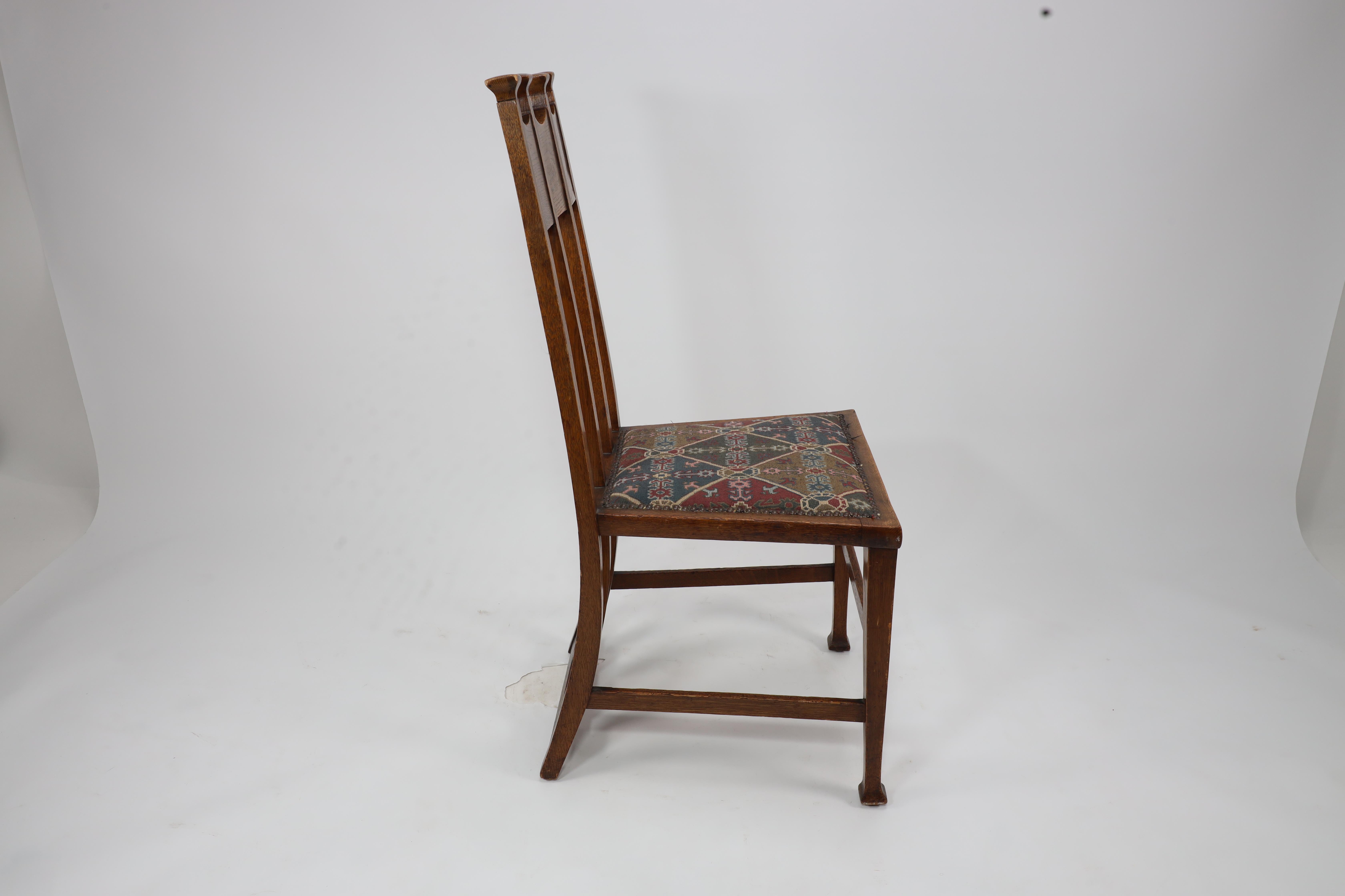 Début du 20ème siècle George Montague Ellwood. Fabriqué par J S Henry. Rare ensemble de dix chaises de salle à manger en Oak. en vente