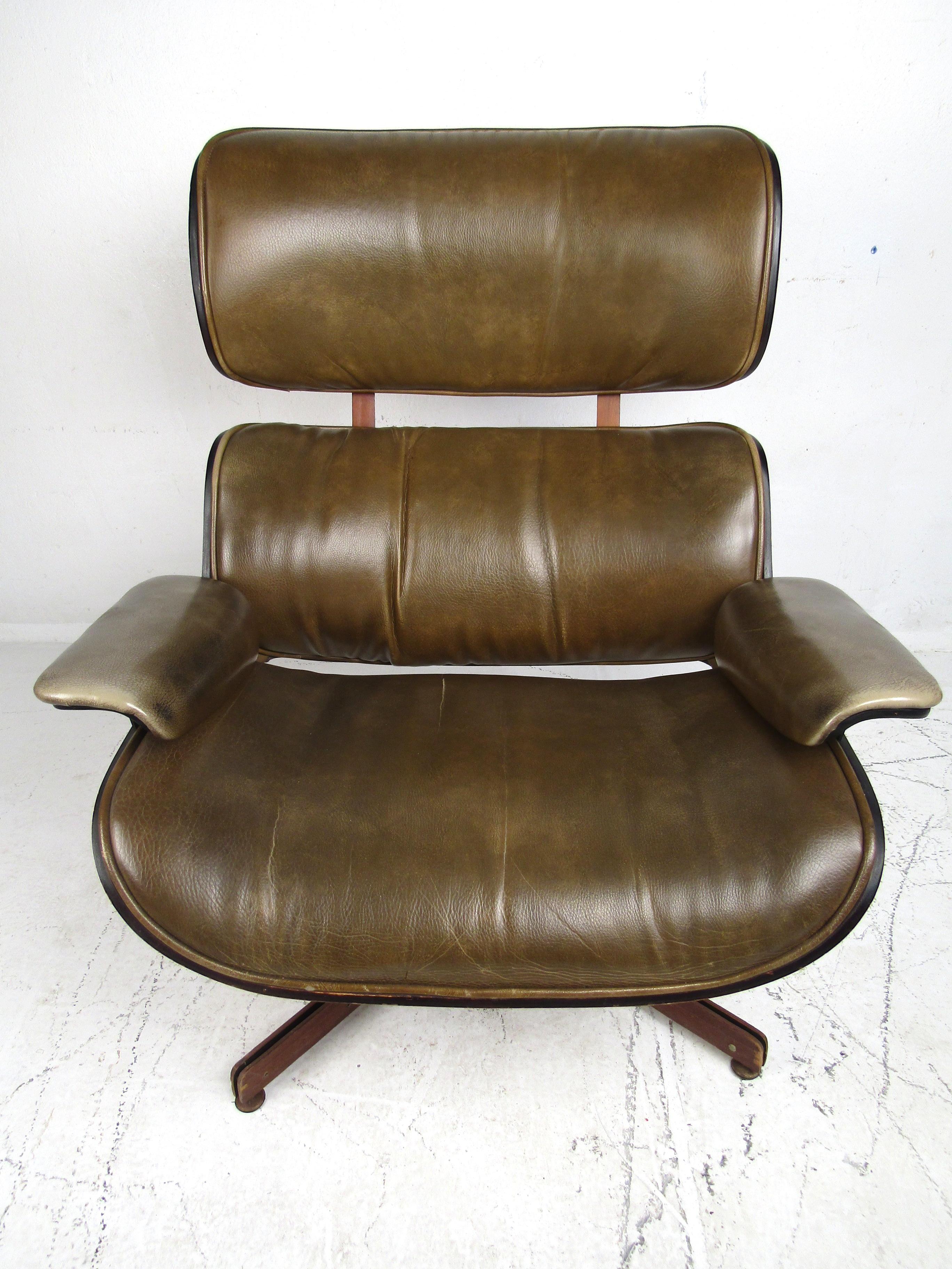 Mid-Century Modern George Mulhauser Bentwood Swiveling Lounge Chair and Ottoman for Plycraft