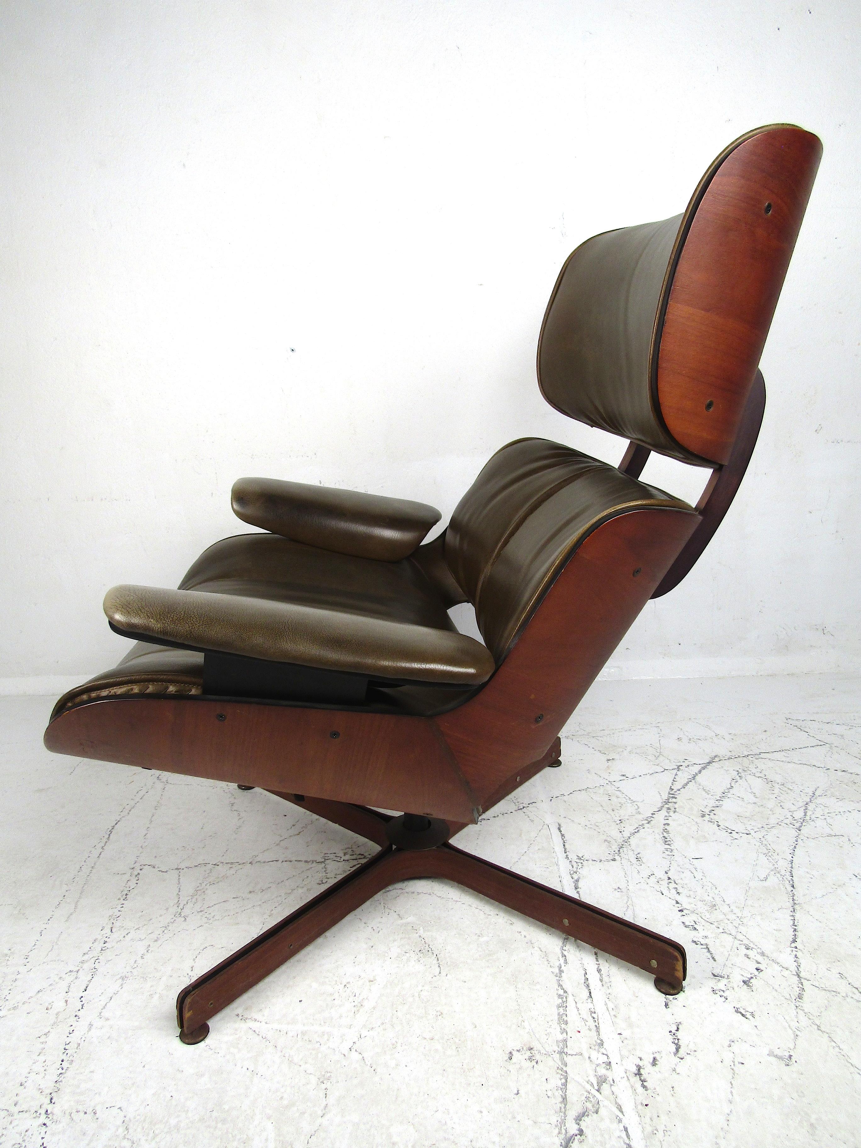 Mid-20th Century George Mulhauser Bentwood Swiveling Lounge Chair and Ottoman for Plycraft