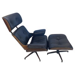 George Mulhauser ha progettato la sedia da salotto in pelle nera e noce Plycraft Ottoman