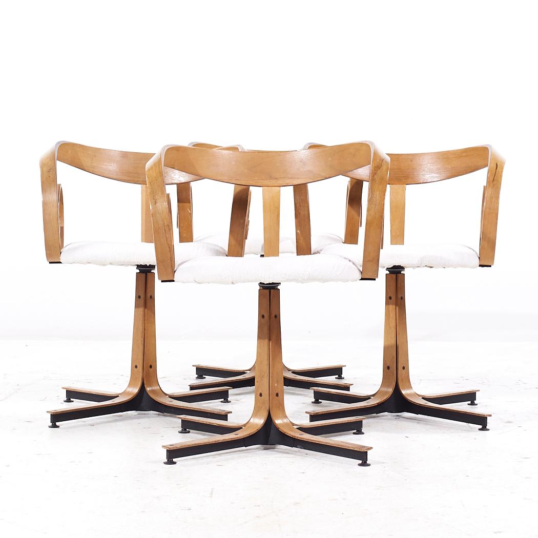 George Mulhauser per Plycraft - Sedie girevoli Sultana in noce di metà secolo - Set di 4 sedie

Ogni sedia girevole misura: 22,5 larghezza x 21,5 profondità x 28,25 altezza, con un'altezza della seduta di 18 e un'altezza dei braccioli/spazio della