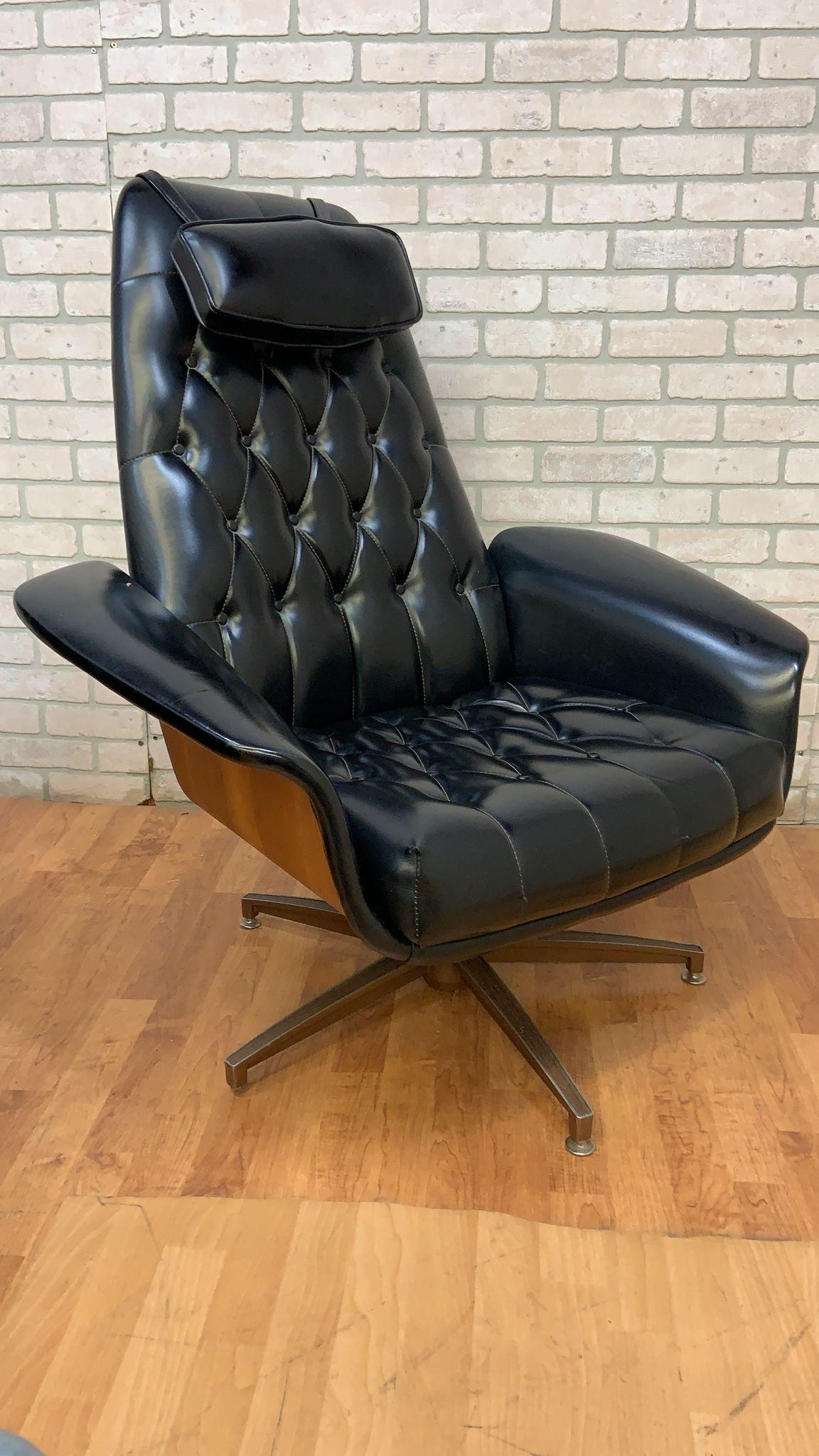 George Mulhauser Leatherette Mr. Chair Lounge & Ottoman for Plycraft - Set of 2 In Good Condition For Sale In Chicago, IL