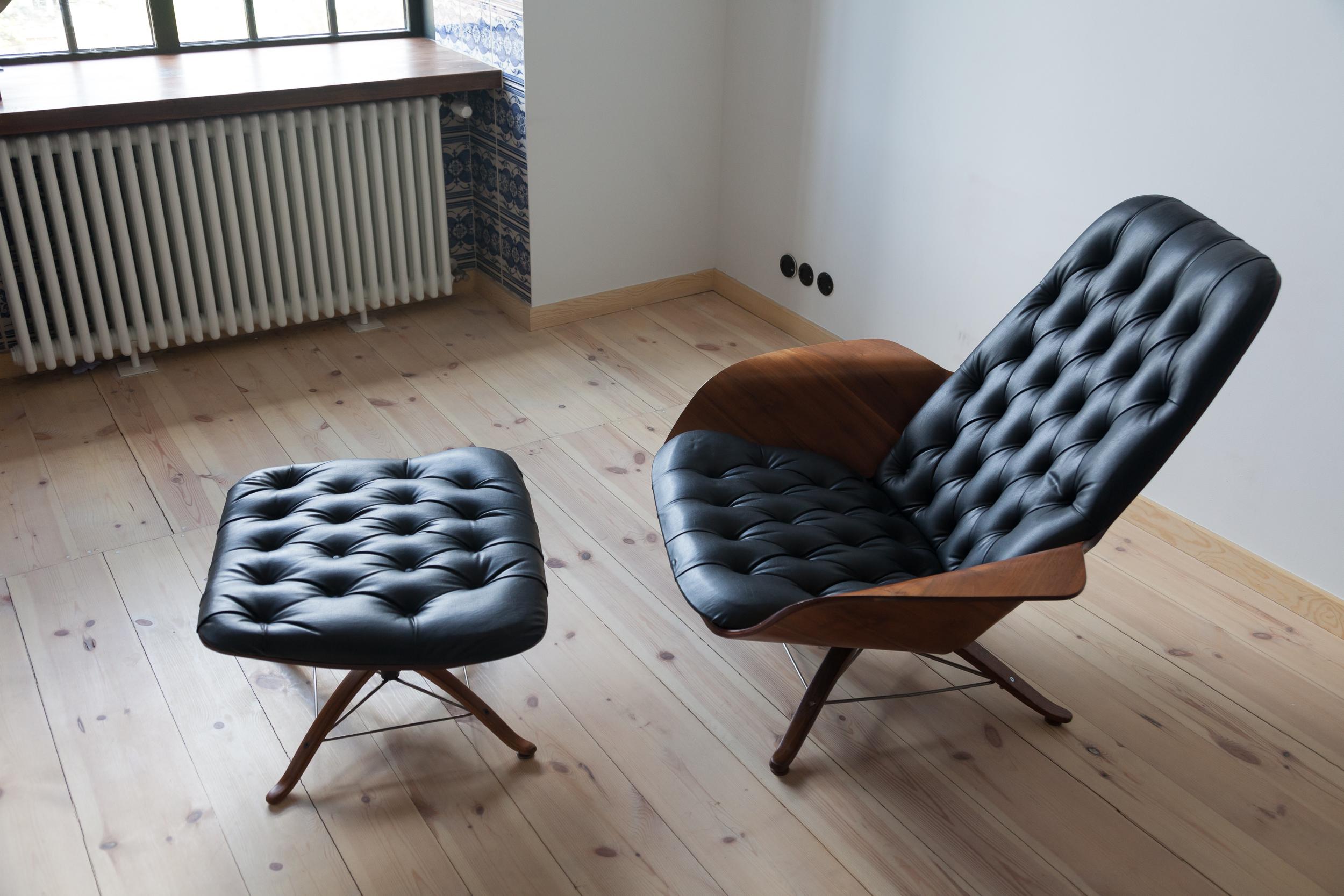 This molded ply lounge chair by George Mulhauser, called Mr. Chair for Plycraft, 1960 features stylish wing-like walnut arms, leather seating, and a unique hardwood base with brass eiffel stretchers. The combination of mid-century design and