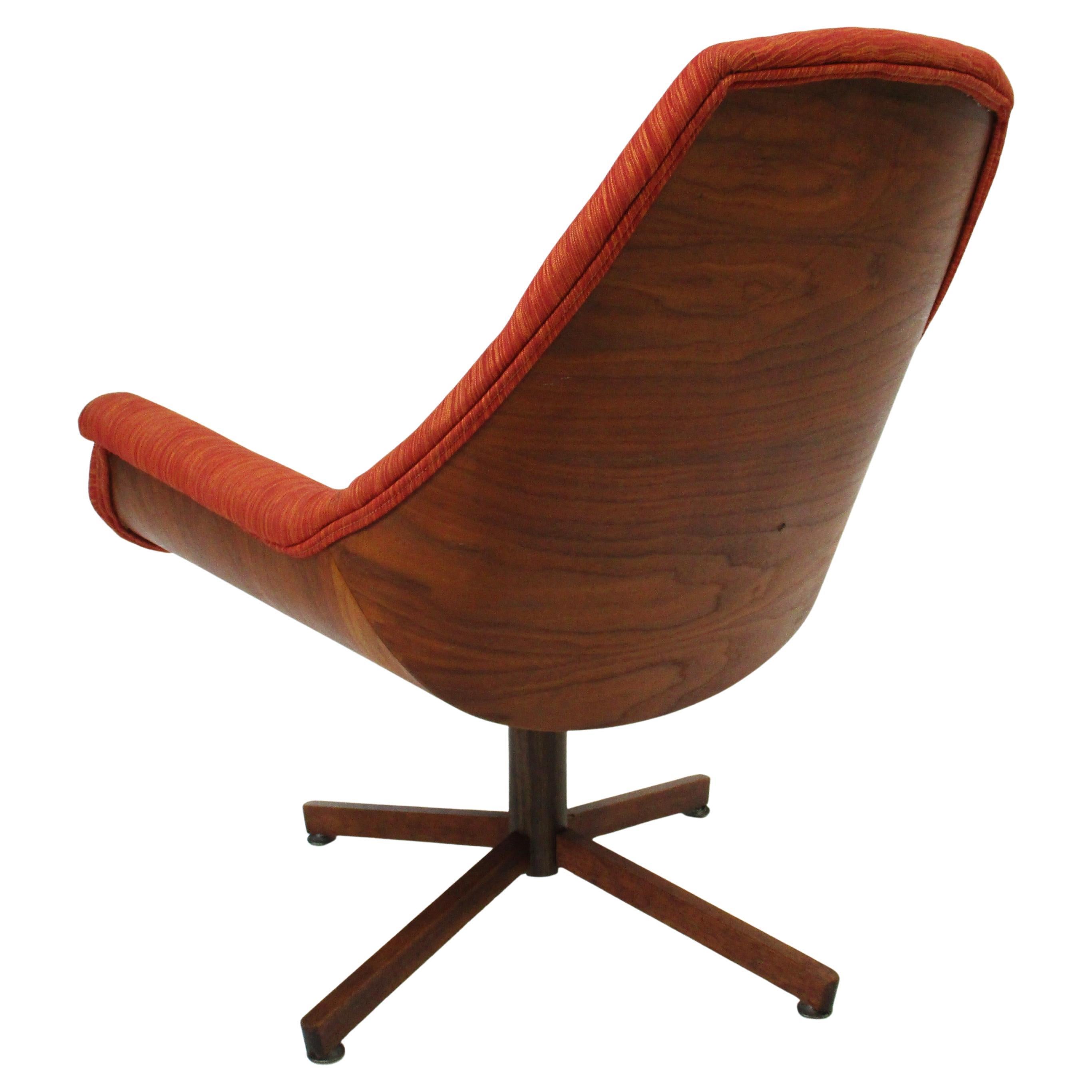 Chaise de salon pivotante exceptionnellement étonnante avec un cadre en noyer moulé et un rembourrage tissé dans le style du design moderne danois. Cette chaise rare et difficile à trouver est extrêmement confortable pendant de longues périodes,