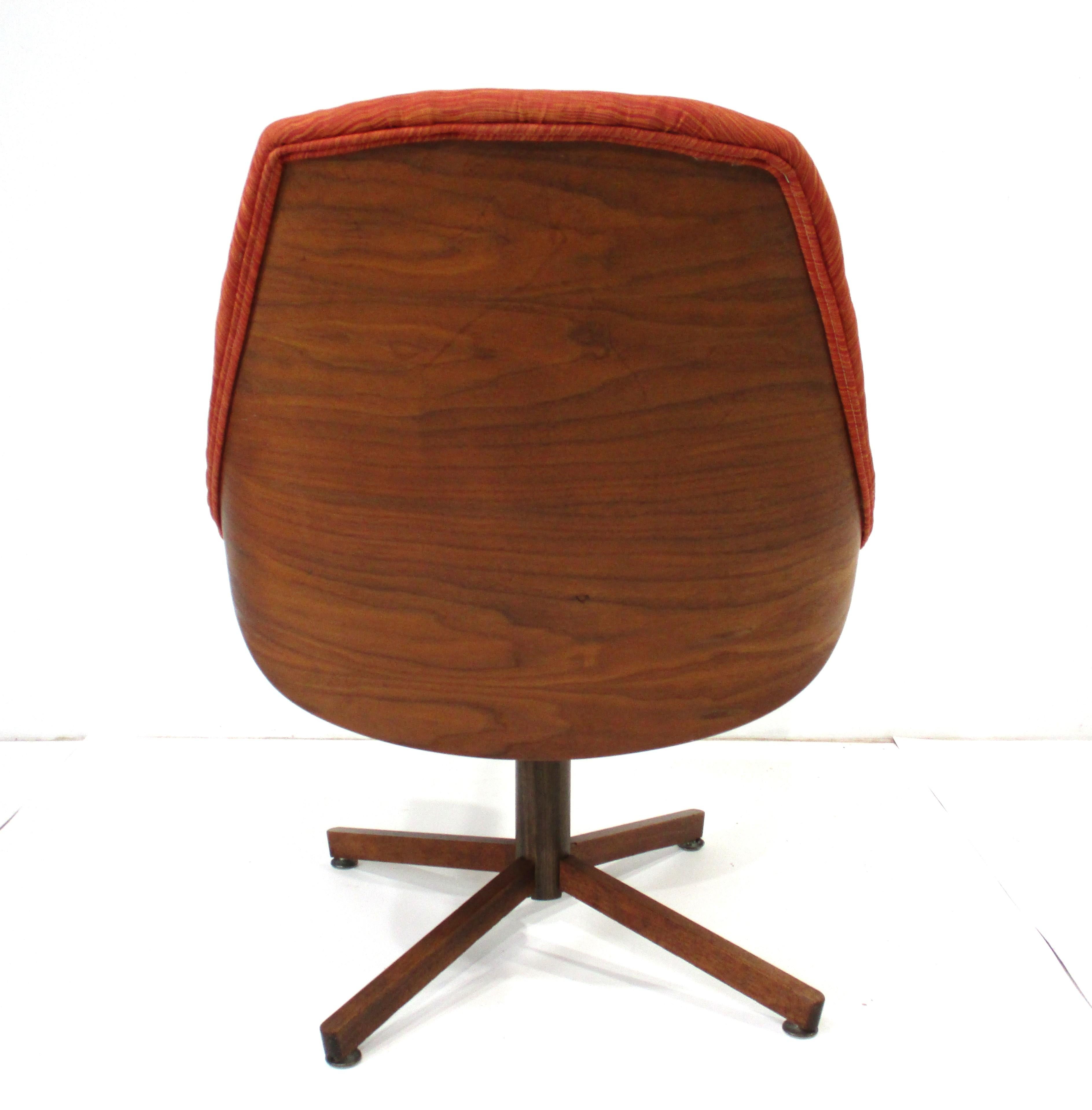 Tissu d'ameublement George Mulhauser Chaise longue en noyer Plycraft en vente