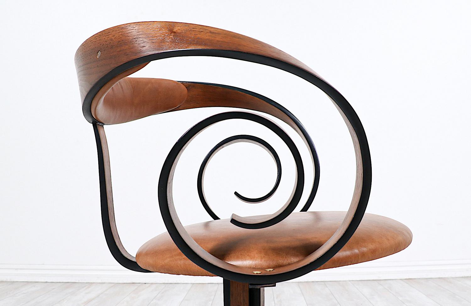 Fachmännisch restauriert – George Mulhauser „Scroll“ geformter Sessel „Scroll“ für Plycraft im Zustand „Hervorragend“ im Angebot in Los Angeles, CA