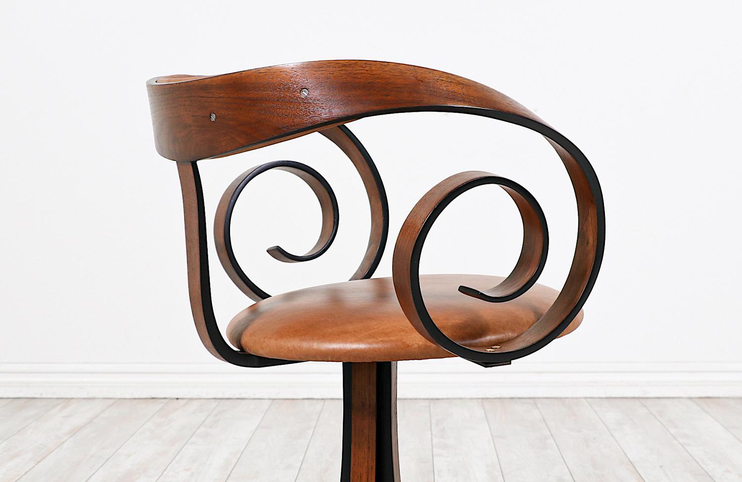 Fachmännisch restauriert – George Mulhauser „Scroll“ geformter Sessel „Scroll“ für Plycraft (Mitte des 20. Jahrhunderts) im Angebot