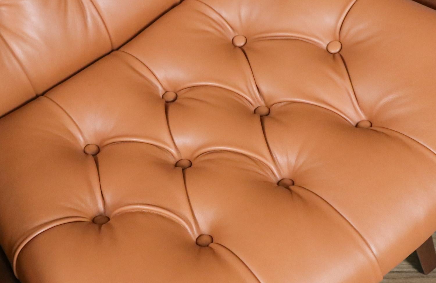 George Mulhauser Tufted Leather & Walnut Lounge Chairs for Plycraft For Sale 6