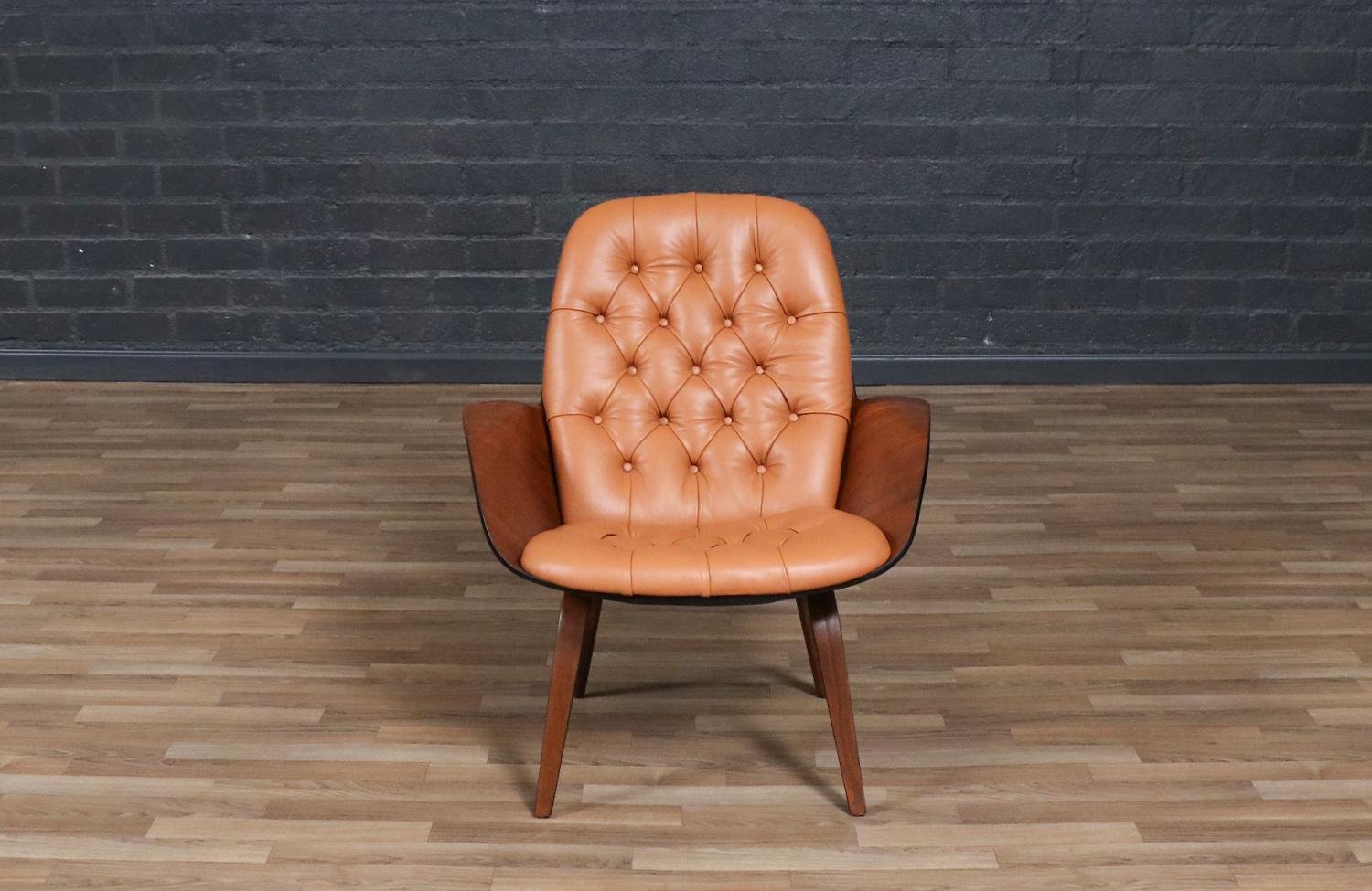 Mid-20th Century George Mulhauser Tufted Leather & Walnut Lounge Chairs for Plycraft For Sale