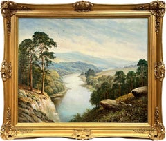 Grande huile britannique ancienne signée représentant de vastes paysages de rivières et des collines, encadrée