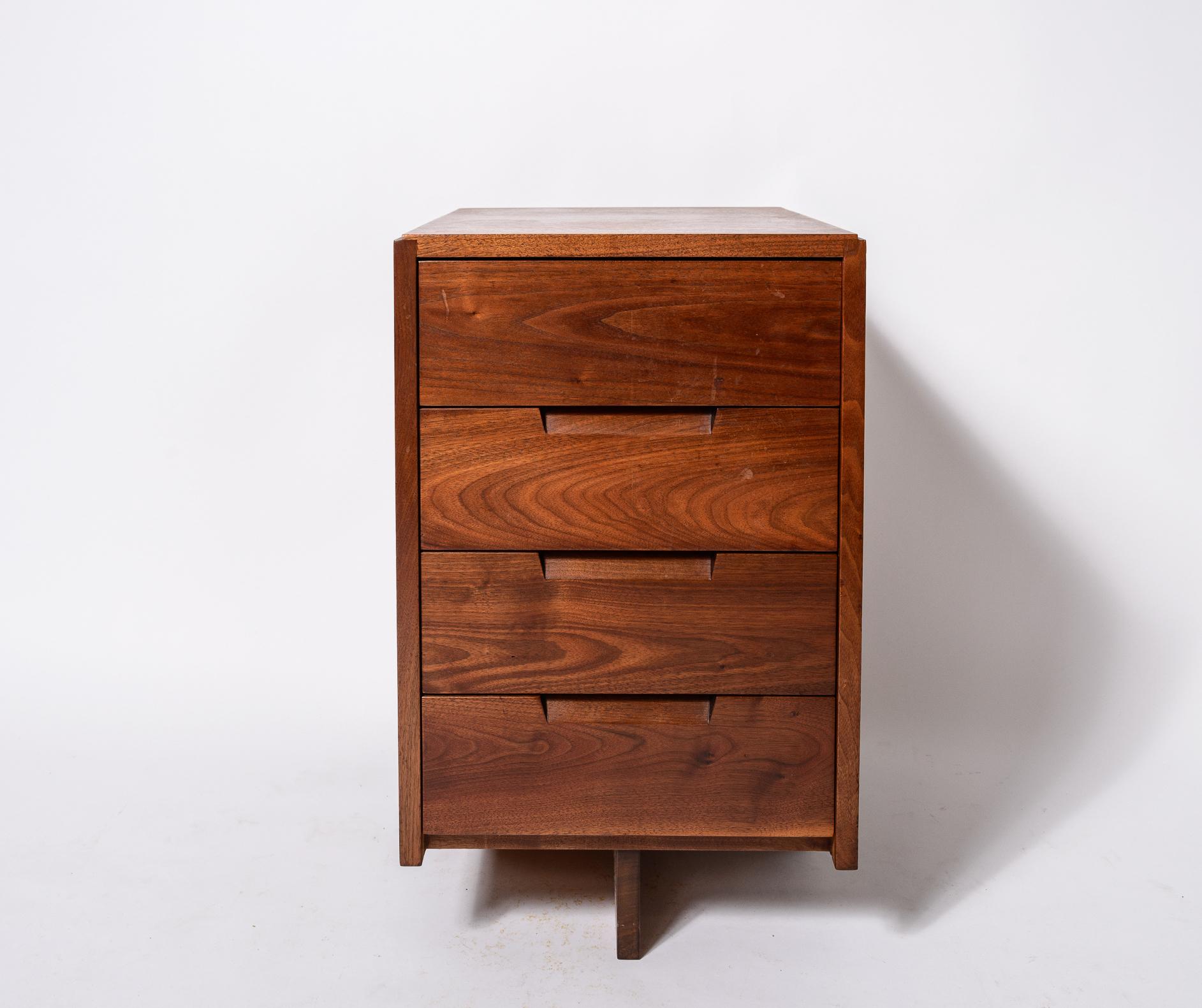 George Nakashima Caisson à 4 tiroirs
Exécuté en noyer.
Les 4 tiroirs reposent sur une base cruciforme.
Joli grain et détails du chevillage
Dos fini
Surface originale
