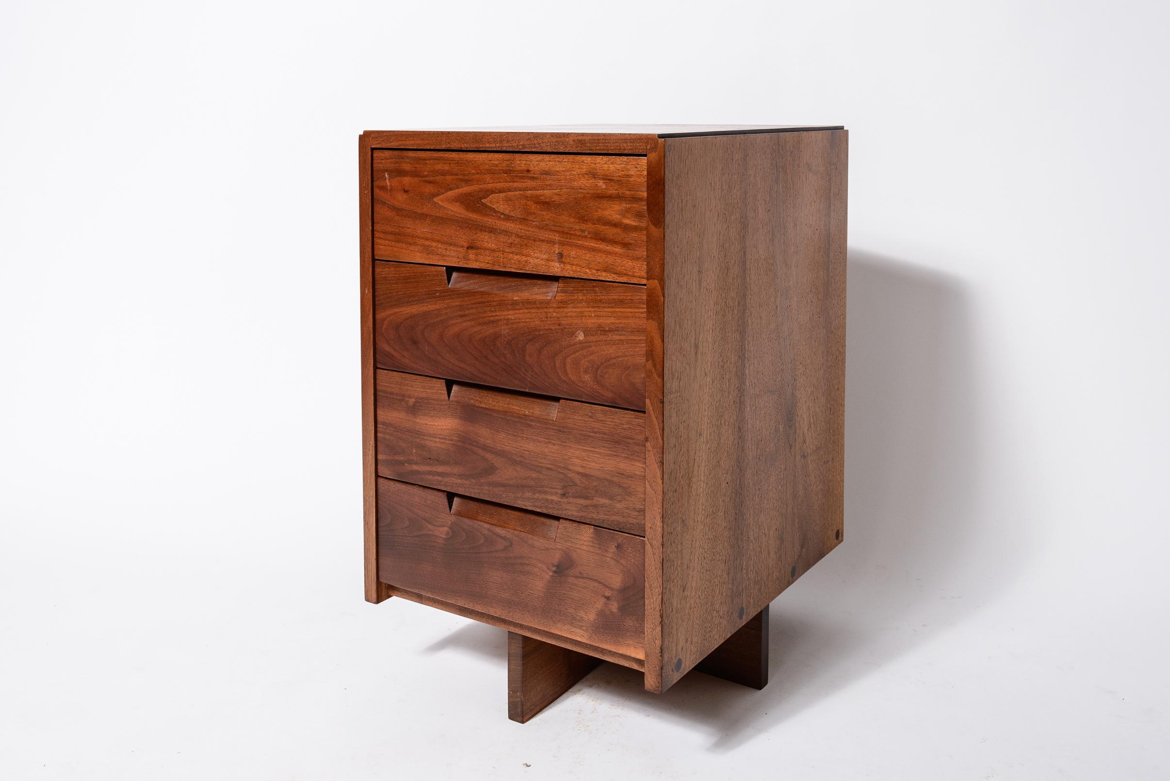 Américain George Nakashima 4 tiroirs noyer en vente