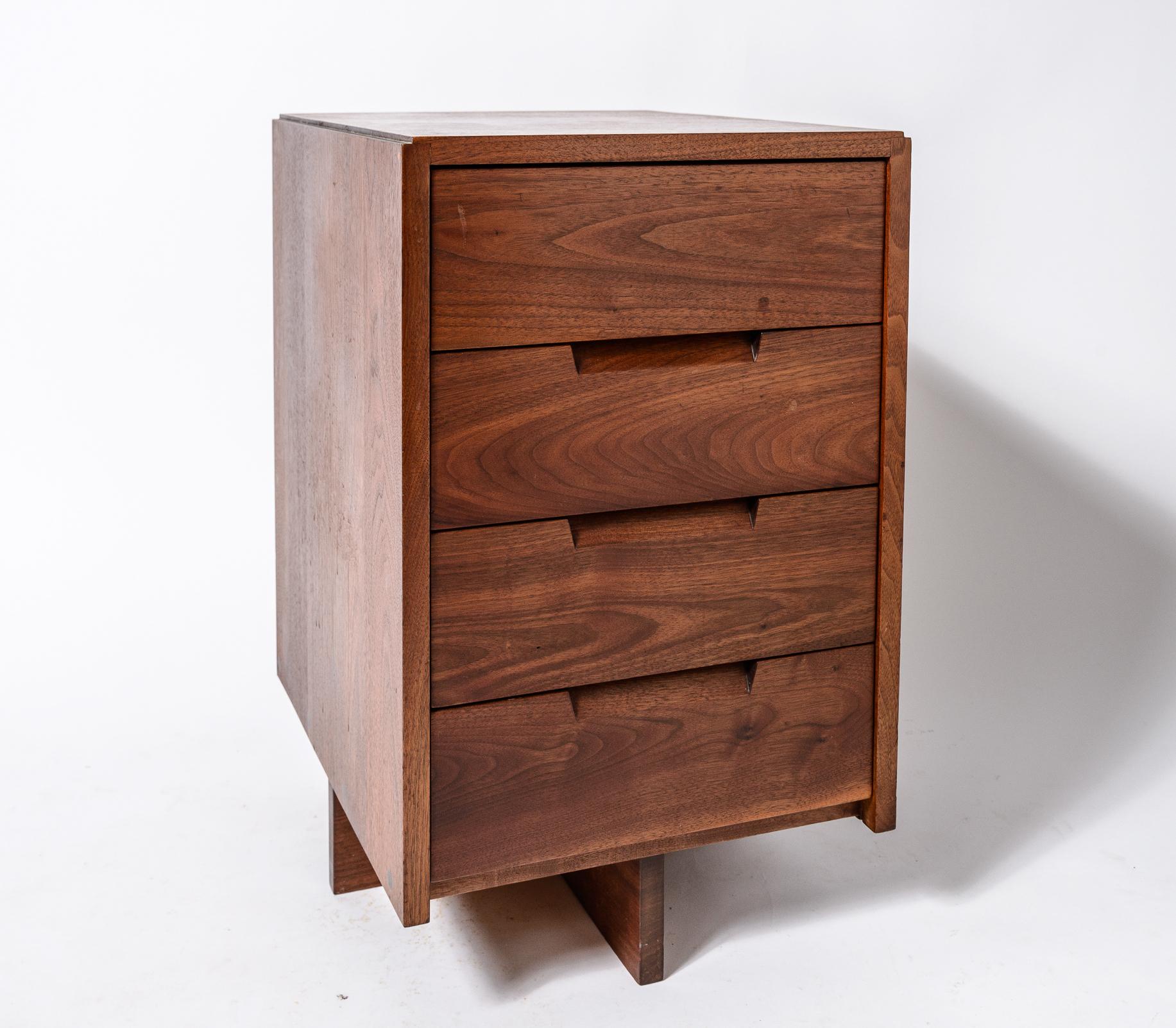 George Nakashima 4 tiroirs noyer Bon état - En vente à West Palm Beach, FL