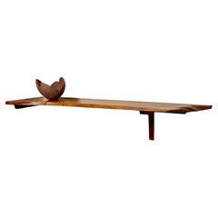 Console ou étagère d'angle de 6 pieds à bord libre, signée George Nakashima, 1971