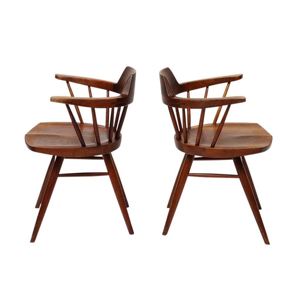 Sillones George Nakashima, Nogal negro, Firmados. Pareja de sillones Nakashima de nogal en buen estado original sin restaurar. Ambas sillas están firmadas en la parte inferior del asiento con el nombre del cliente: 