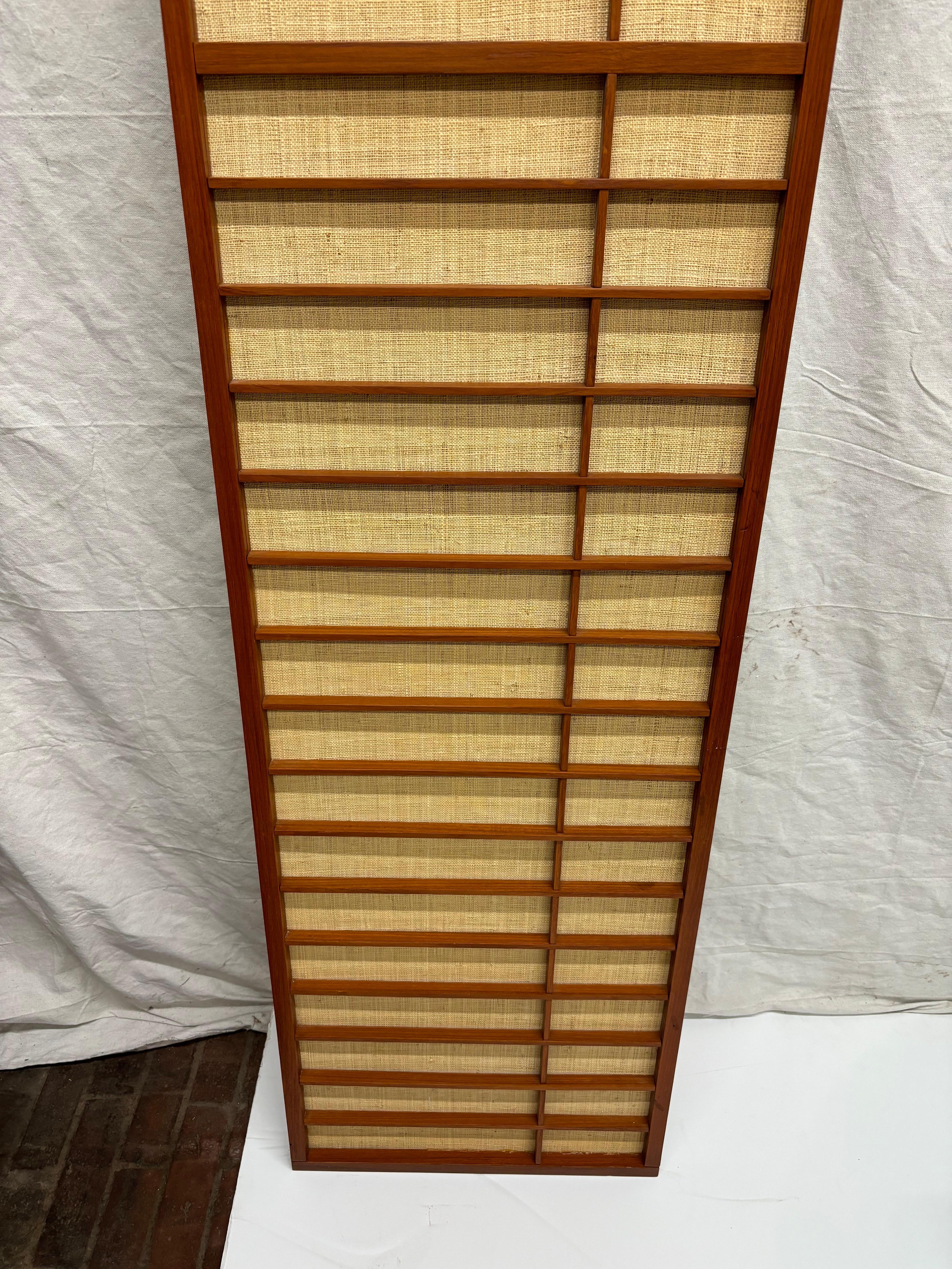 George Nakashima a attribué un écran Shoji.  Cette pièce a été fabriquée sur mesure pour l'arrière d'une crédence danoise qui a été placée au milieu d'une pièce occupée par toutes les pièces du ROOMS.  J'ai vendu la crédence sans cela au dos car la