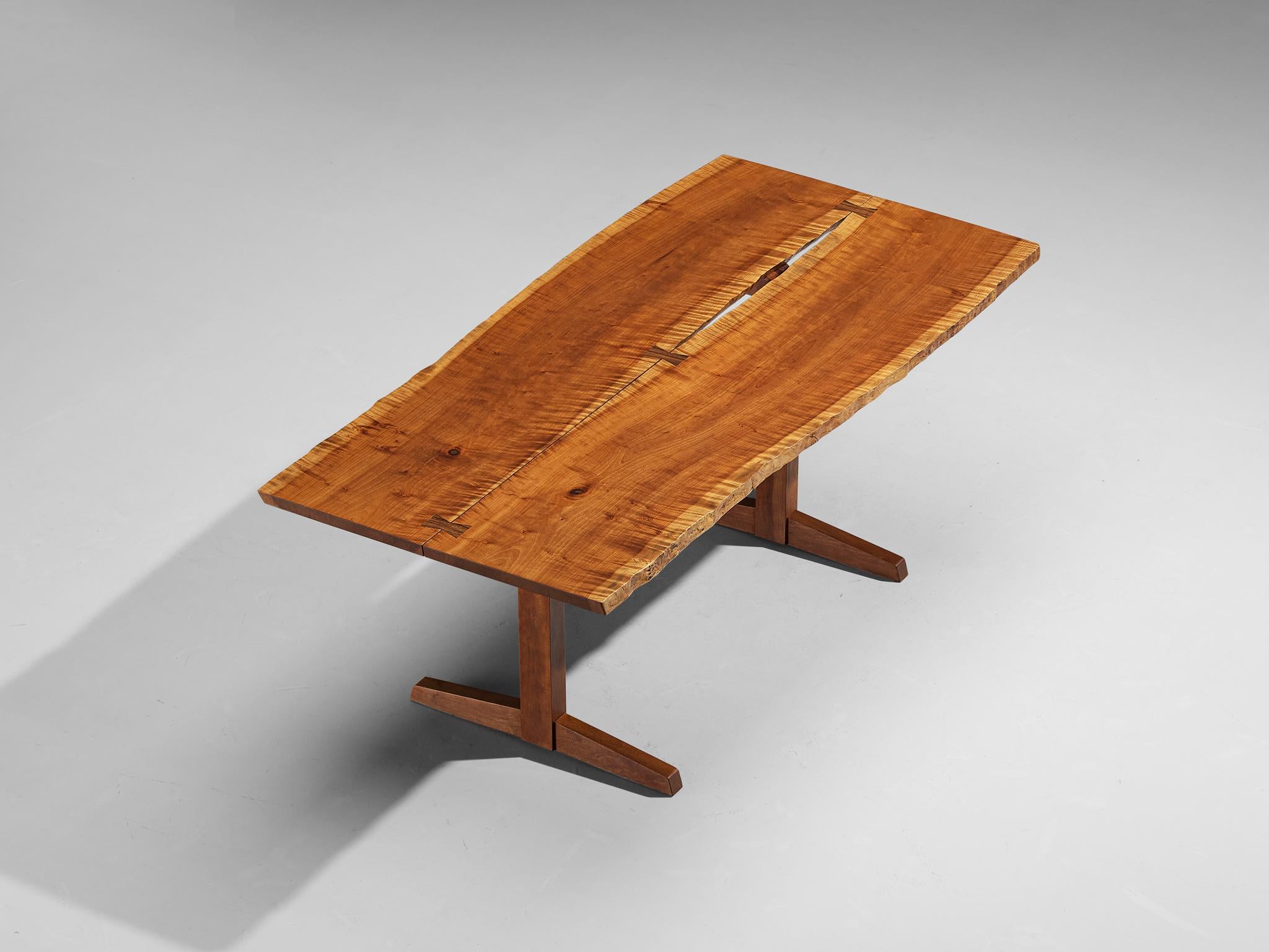 George Nakashima Esstisch in Bootsform auf Böcken (Kirsche) im Angebot