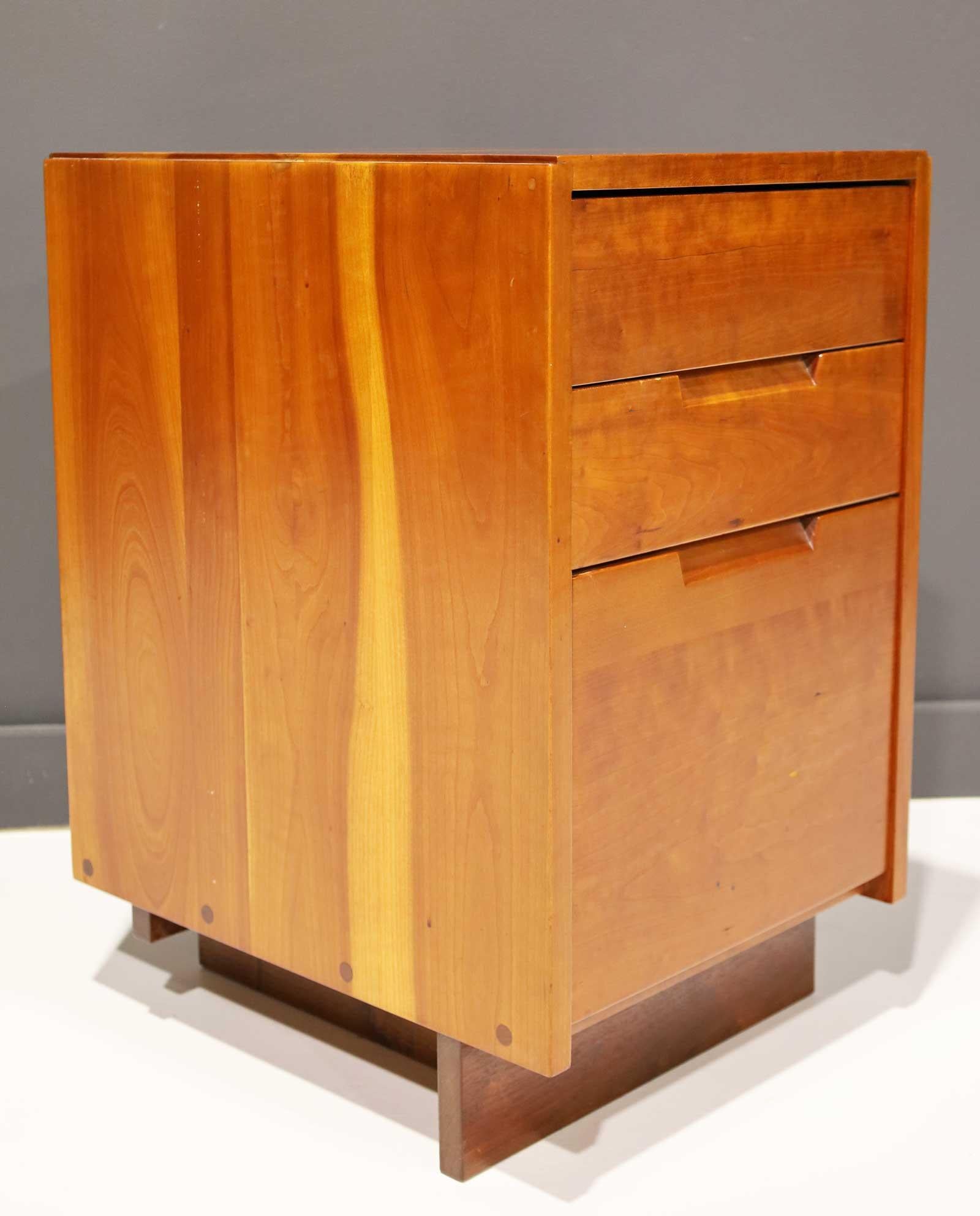 George Nakashima Cherry Nightstand or Pedestal Side Table with Sub Sap Streak In Good Condition In Dallas, TX