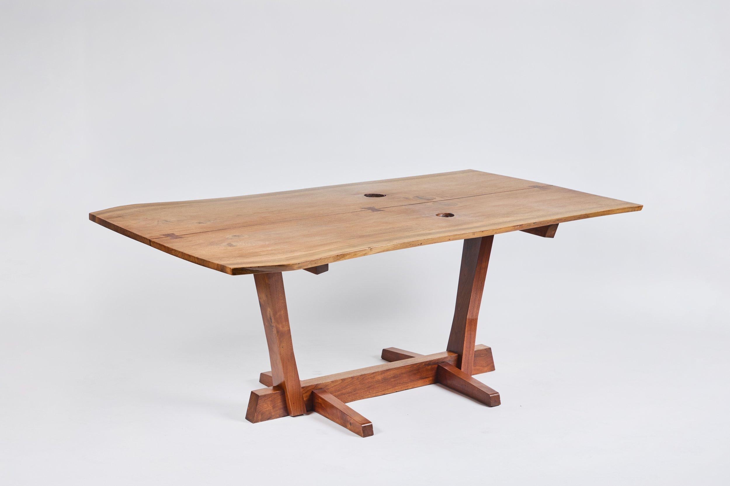  Table conoïde George Nakashima en noyer noir et séquoia. George Nakashima était un célèbre artisan et designer de meubles américano-japonais qui a laissé une marque indélébile sur le design américain. L'importance de Nakashima dans le mouvement de