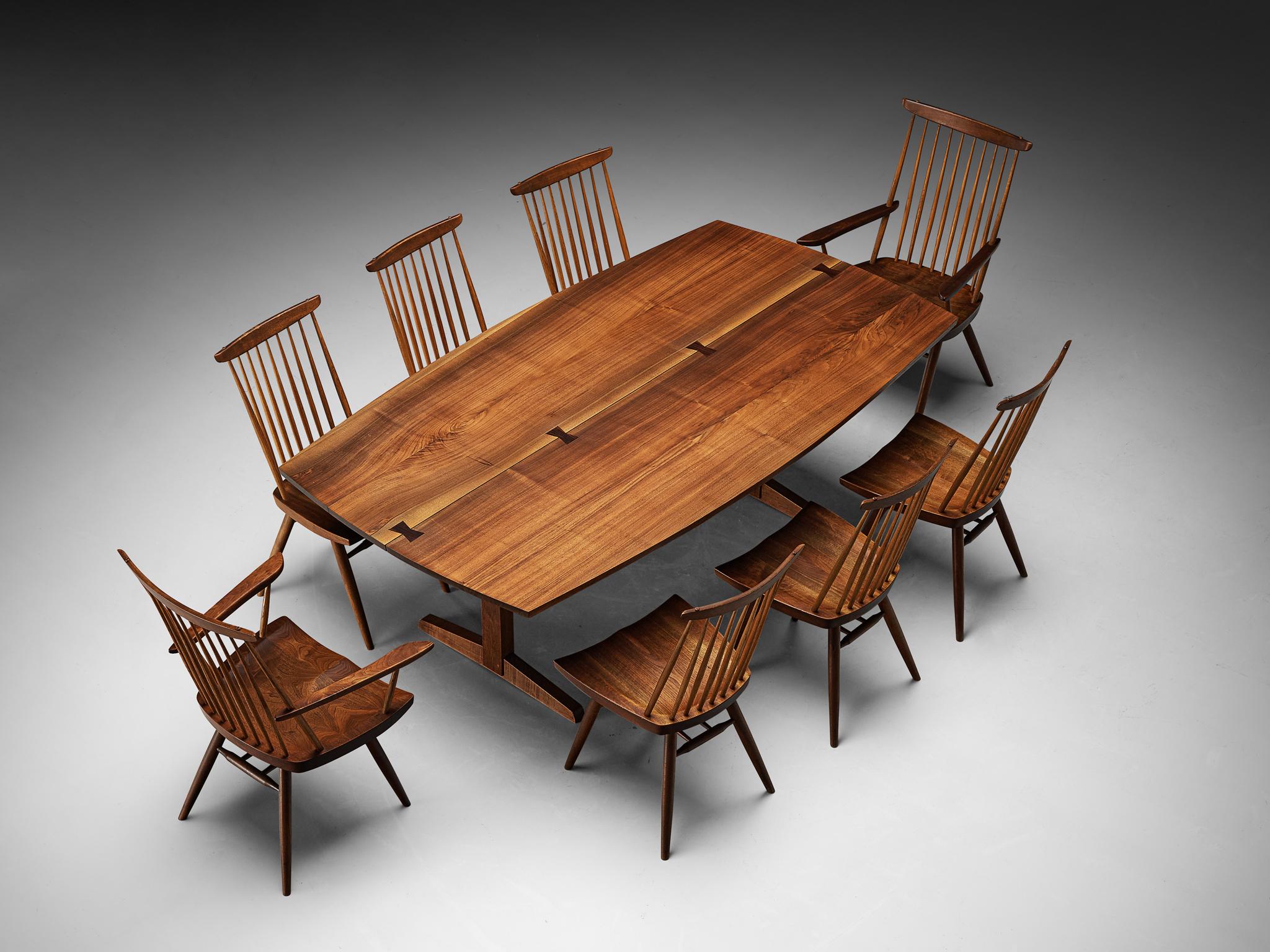 George Nakashima, table à manger à tréteaux en forme de bateau, noyer, États-Unis, 1959

Cette table de salle à manger exquise et exceptionnellement grande a été conçue par George Nakashima et créée dans son studio de New Hope, en Pennsylvanie.