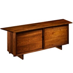 George Nakashima, armoire à deux portes coulissantes en noyer noir américain