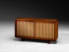 George Nakashima Cabinet à deux portes coulissantes en noyer et tissu de pandanus oui