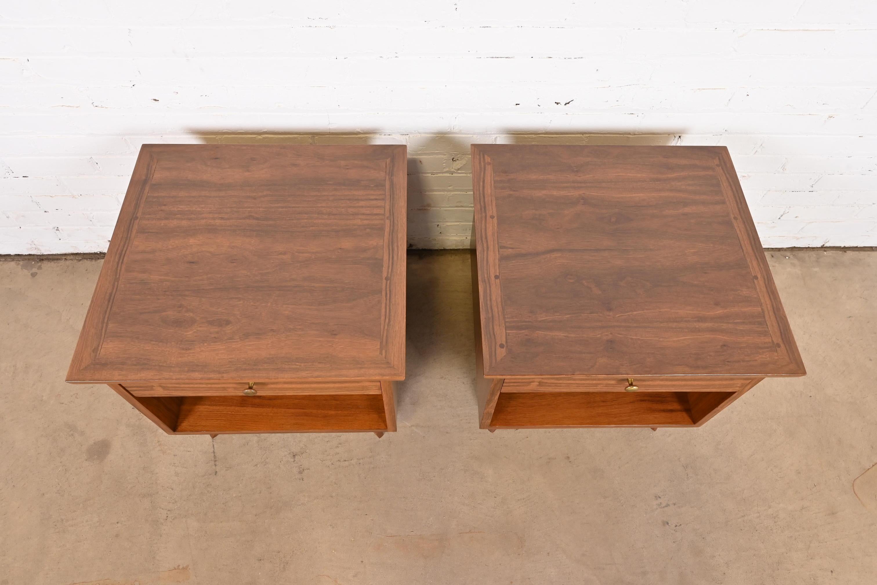 Tables de nuit en bois de laurier des Indes orientales George Nakashima pour Widdicomb, restaurées 8