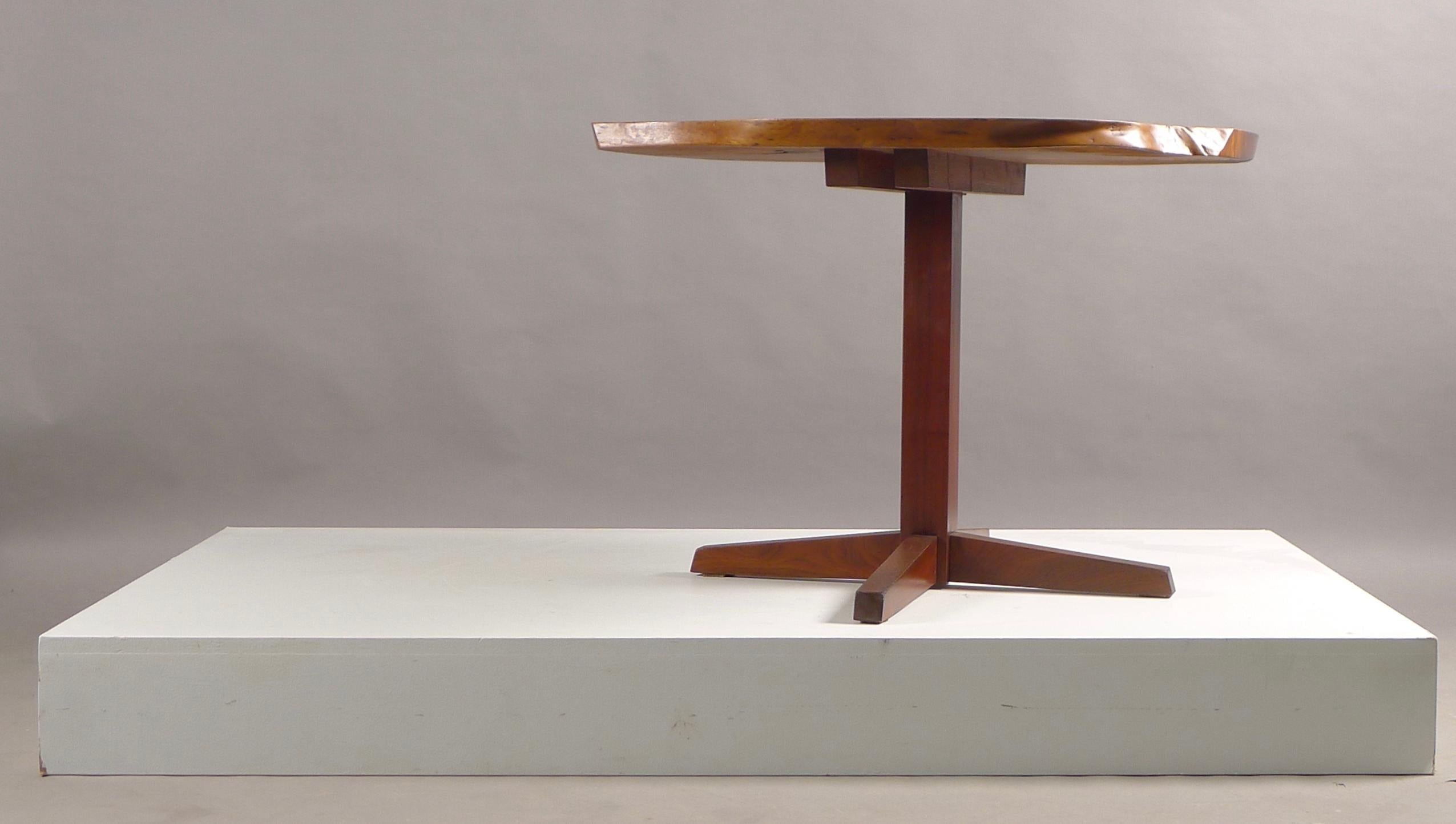 George Nakashima end table from 1960, consisting of a single slab of American black walnut with 2 free edges, nice expressive fissure with rosewood butterfly key. 
Excellent condition.