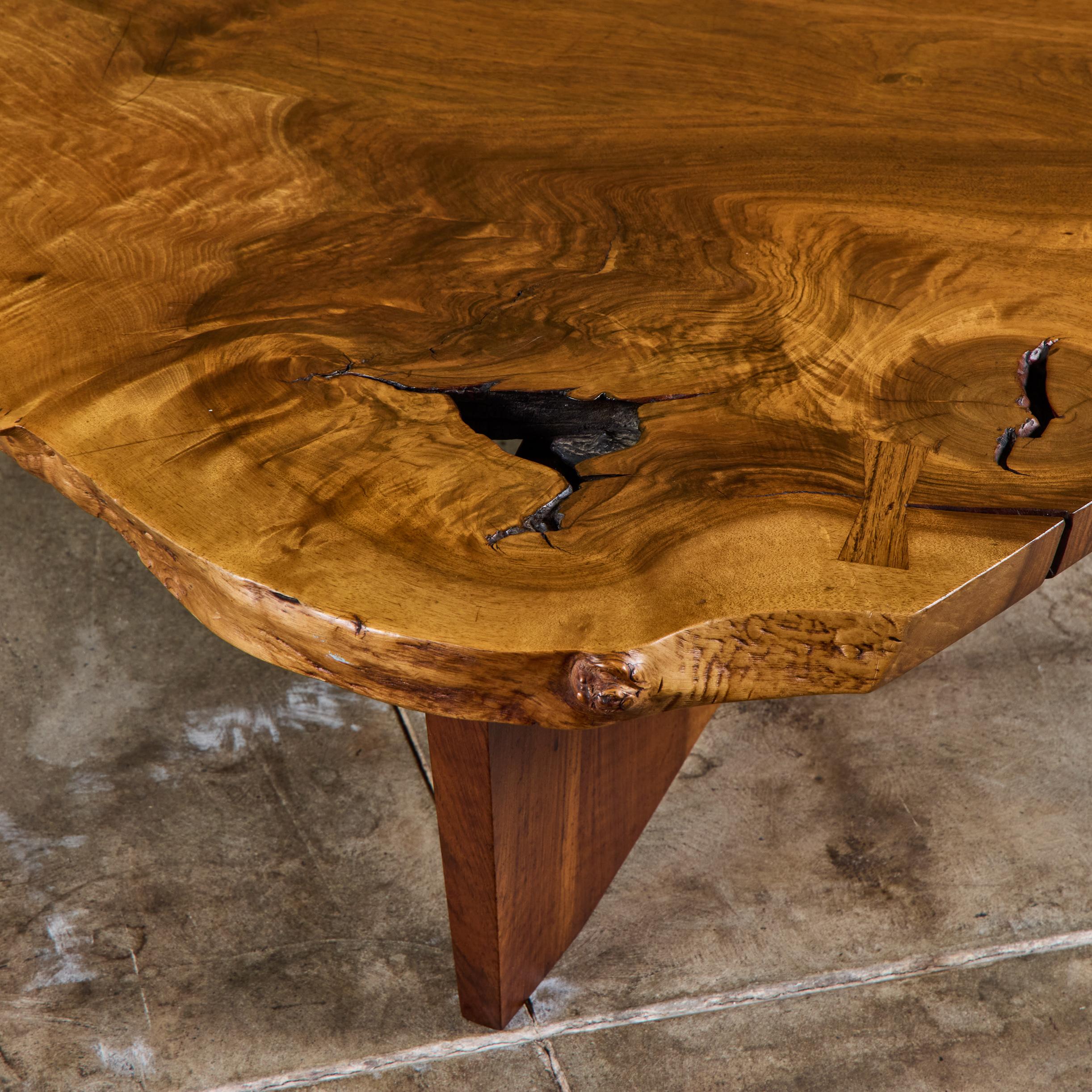 Mid-Century moderno George Nakashima Tavolino da caffè inglese in noce conoide in vendita