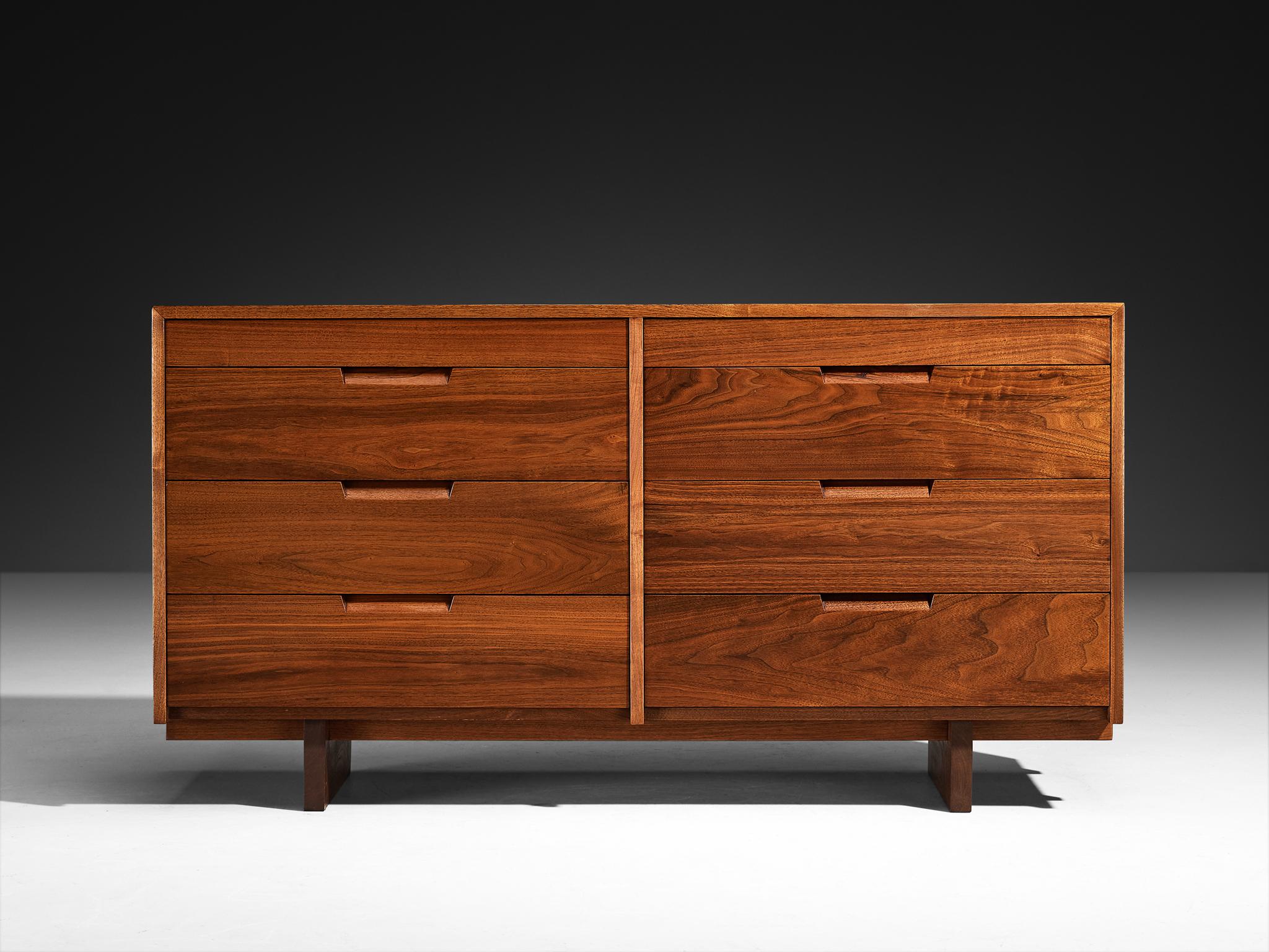 George Nakashima for George Nakashima Studio Double Chest of Drawers in Walnut In Good Condition For Sale In Waalwijk, NL