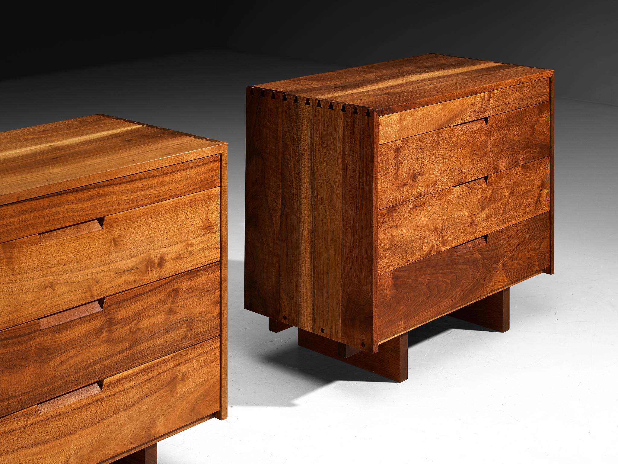 Mid-Century Modern George Nakashima pour George Nakashima Studio Paire de commodes en noyer en vente