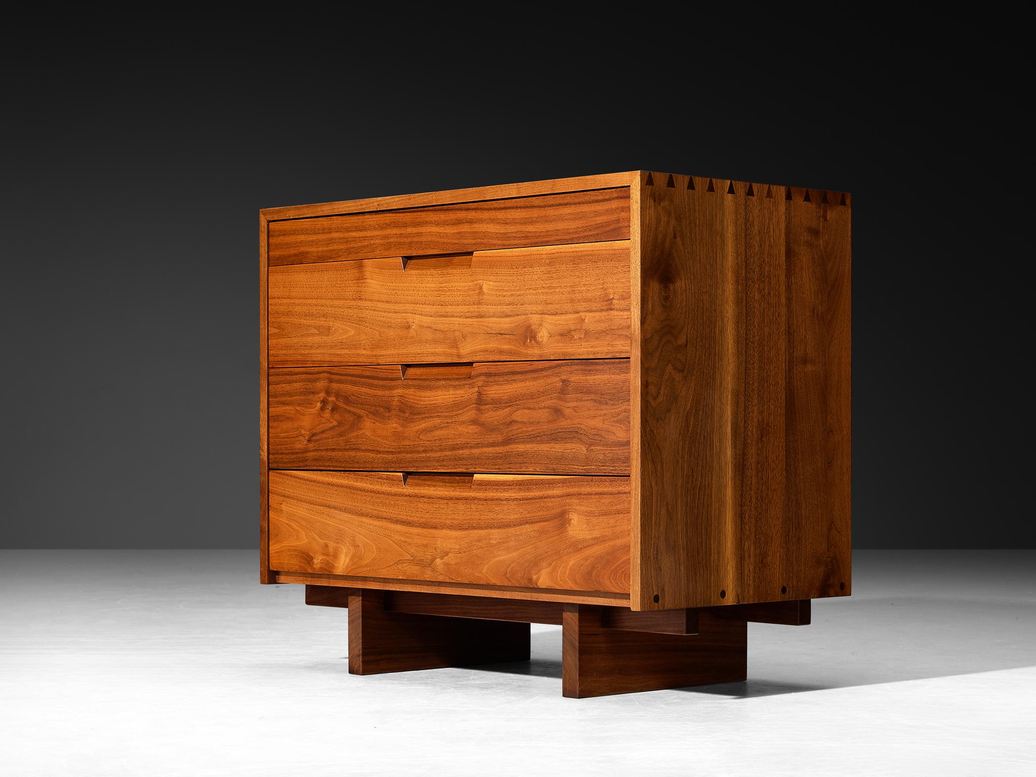 Américain George Nakashima pour George Nakashima Studio Paire de commodes en noyer en vente