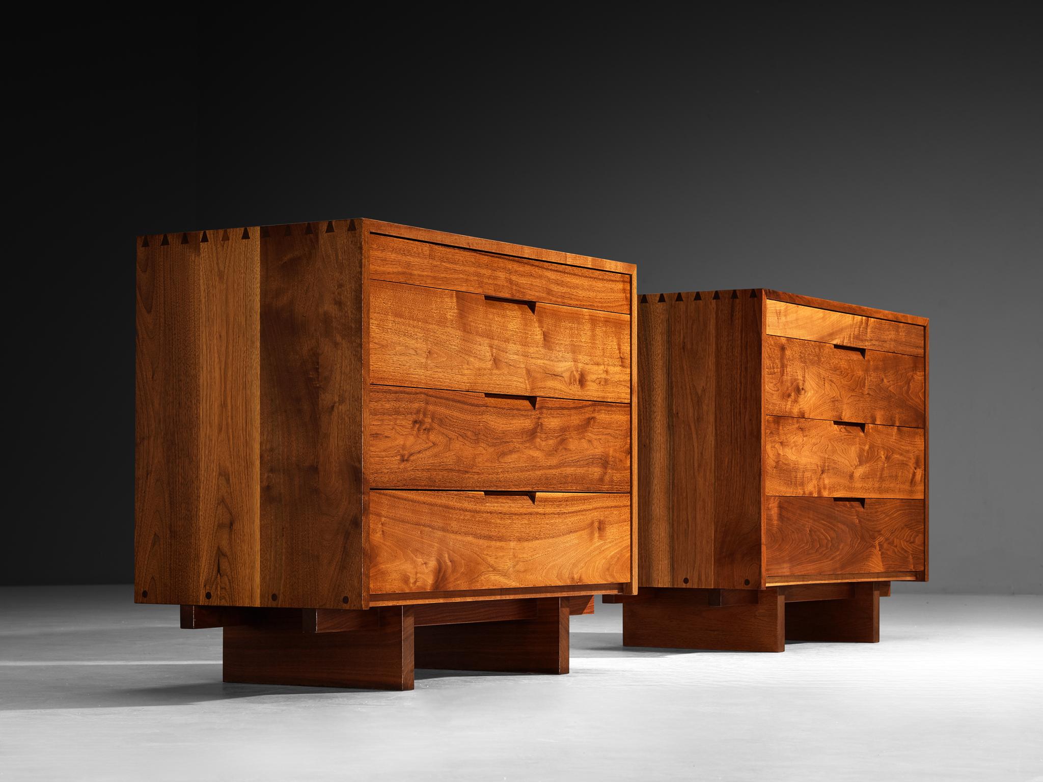 George Nakashima pour George Nakashima Studio Paire de commodes en noyer Bon état - En vente à Waalwijk, NL