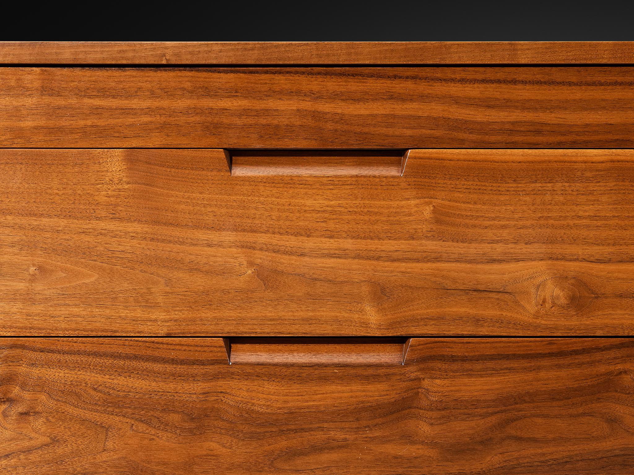 Milieu du XXe siècle George Nakashima pour George Nakashima Studio Paire de commodes en noyer en vente