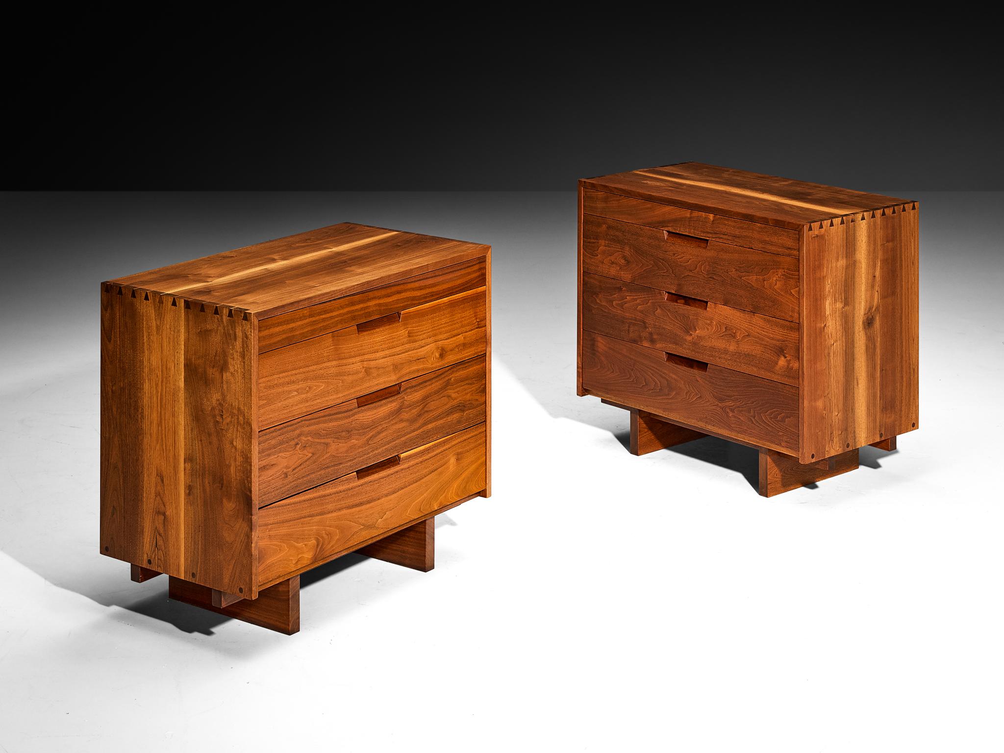 Noyer George Nakashima pour George Nakashima Studio Paire de commodes en noyer en vente