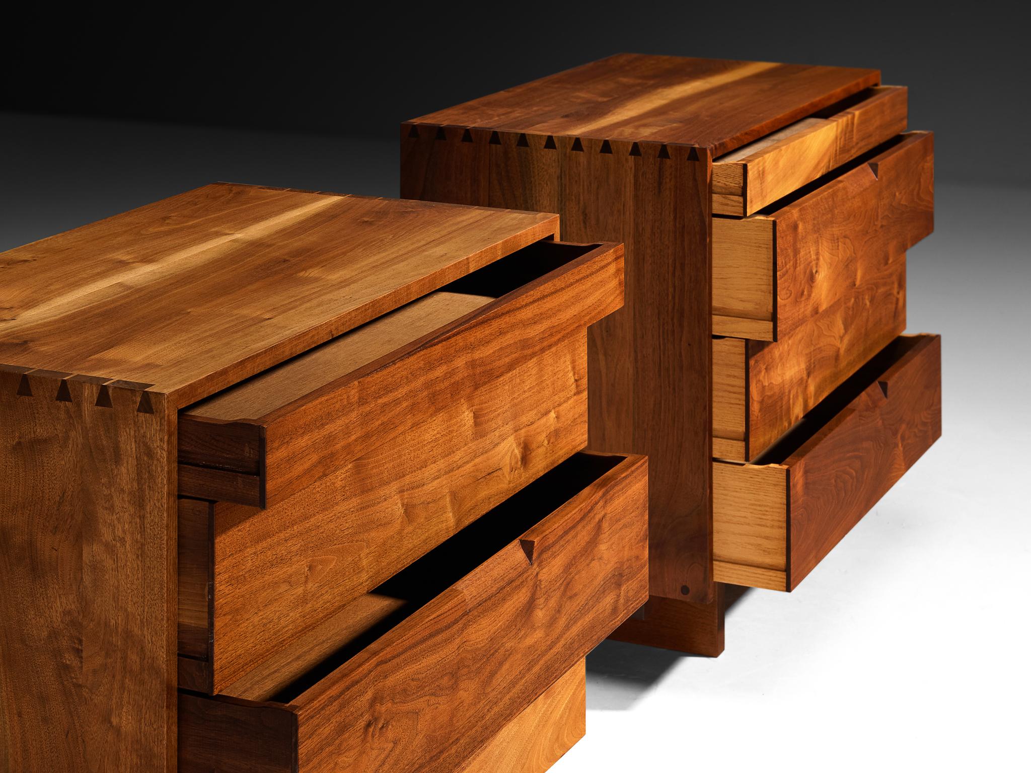 George Nakashima pour George Nakashima Studio Paire de commodes en noyer en vente 1