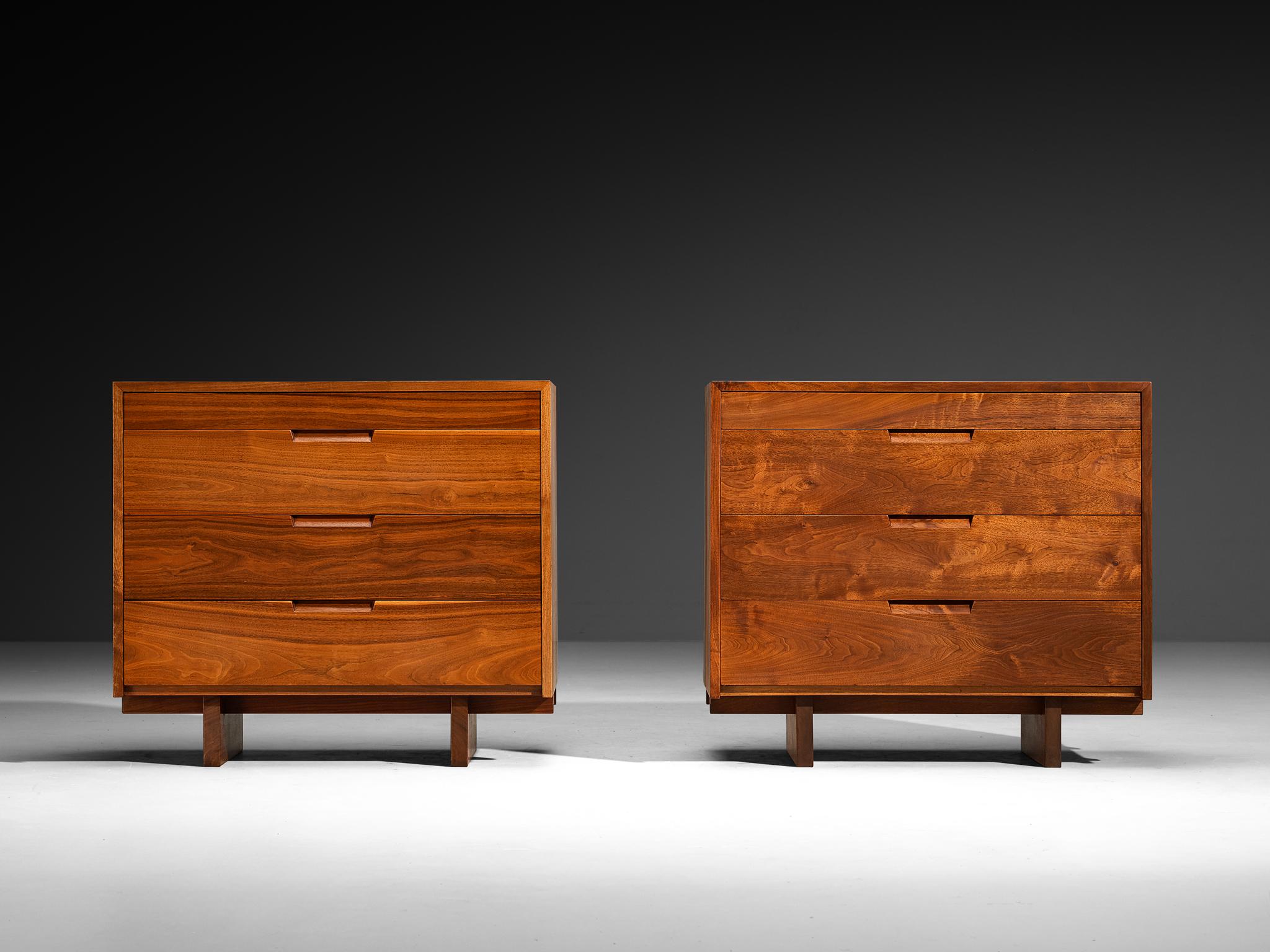 George Nakashima per George Nakashima Studio Coppia di cassettiere in noce in vendita 2