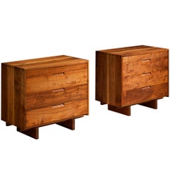 George Nakashima pour George Nakashima Studio Paire de commodes en noyer