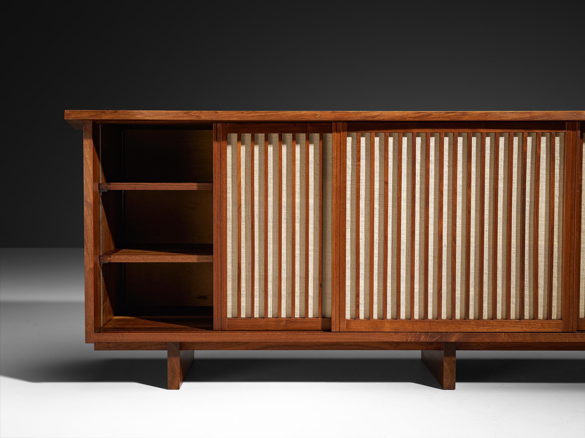 George Nakashima for George Nakashima Studio Triple Sliding Door Cabinet In Good Condition For Sale In Waalwijk, NL