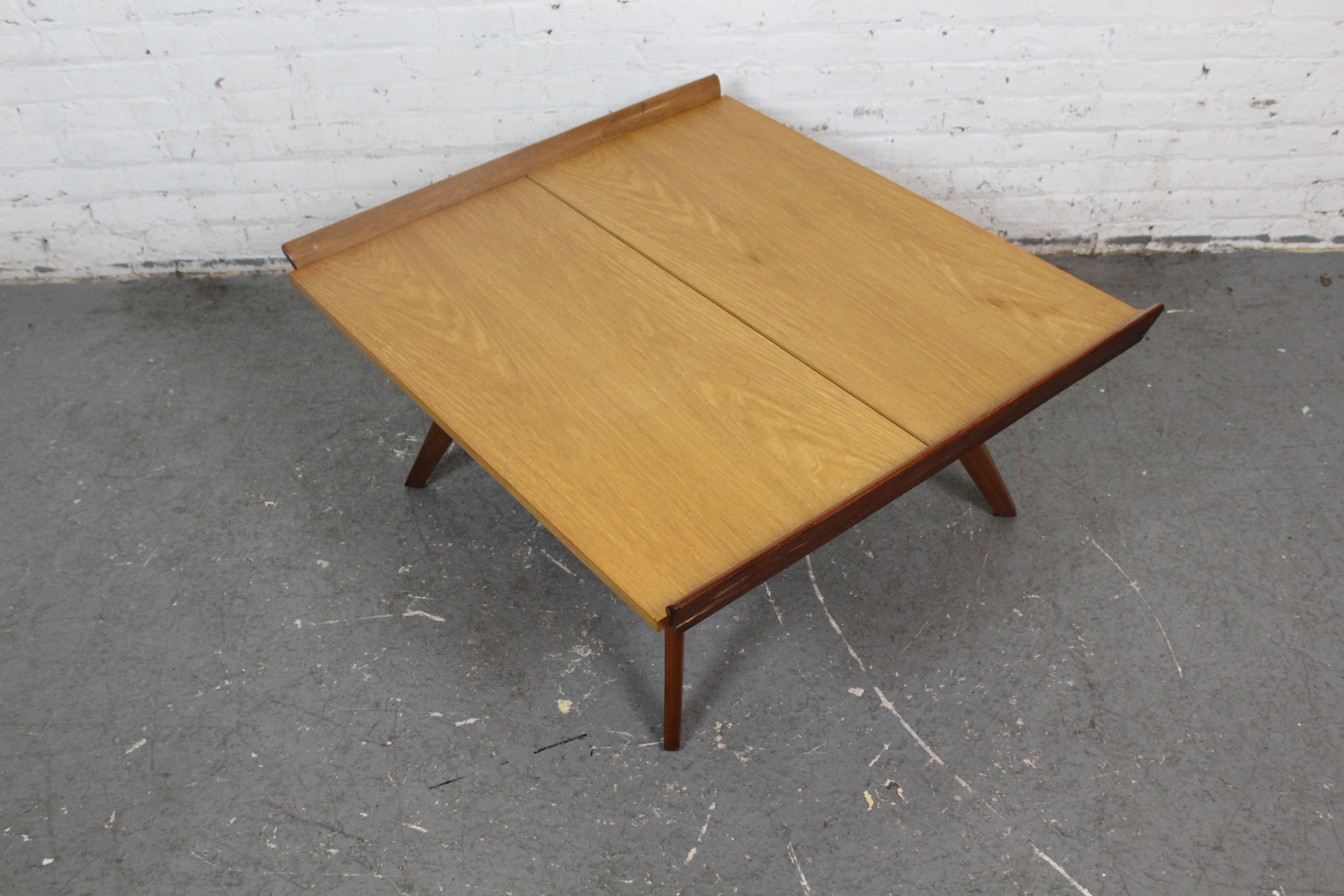 Ne manquez pas votre chance de ramener chez vous une pièce au design légendaire grâce à ce partenariat emblématique entre George Nakashima et Hans et Florence Knoll. La 