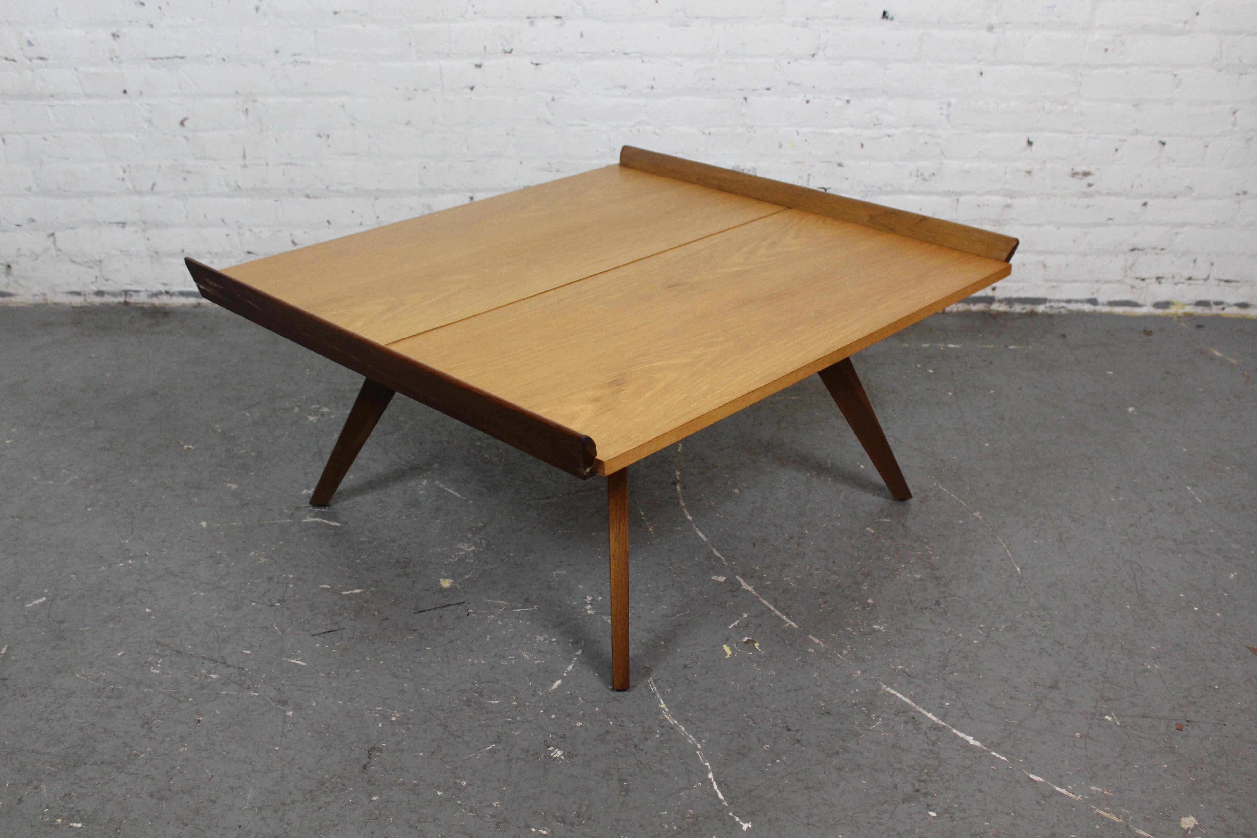 Sculpté Table à pieds évasés George Nakashima pour Knoll Studio en vente