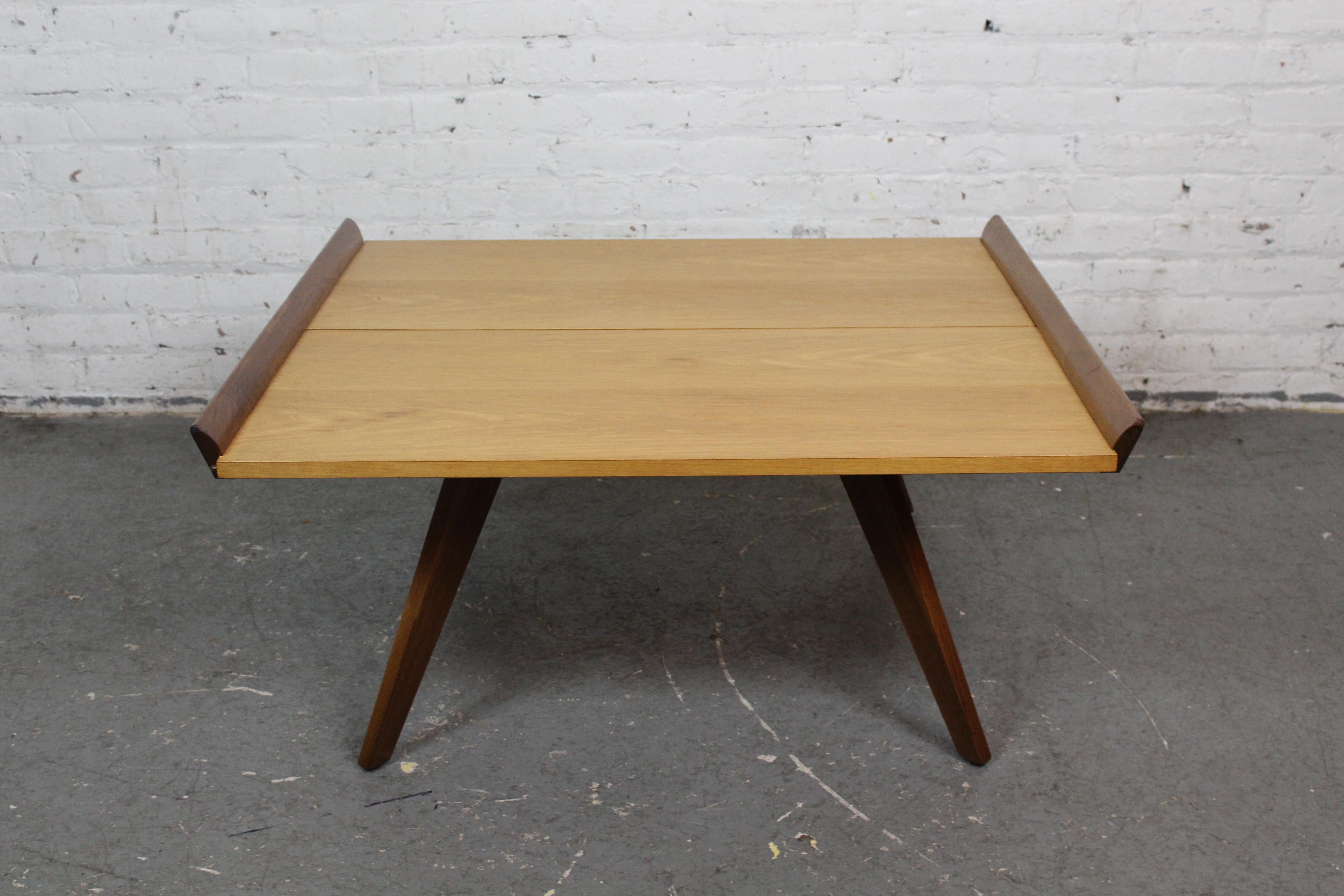 Table à pieds évasés George Nakashima pour Knoll Studio Bon état - En vente à Brooklyn, NY