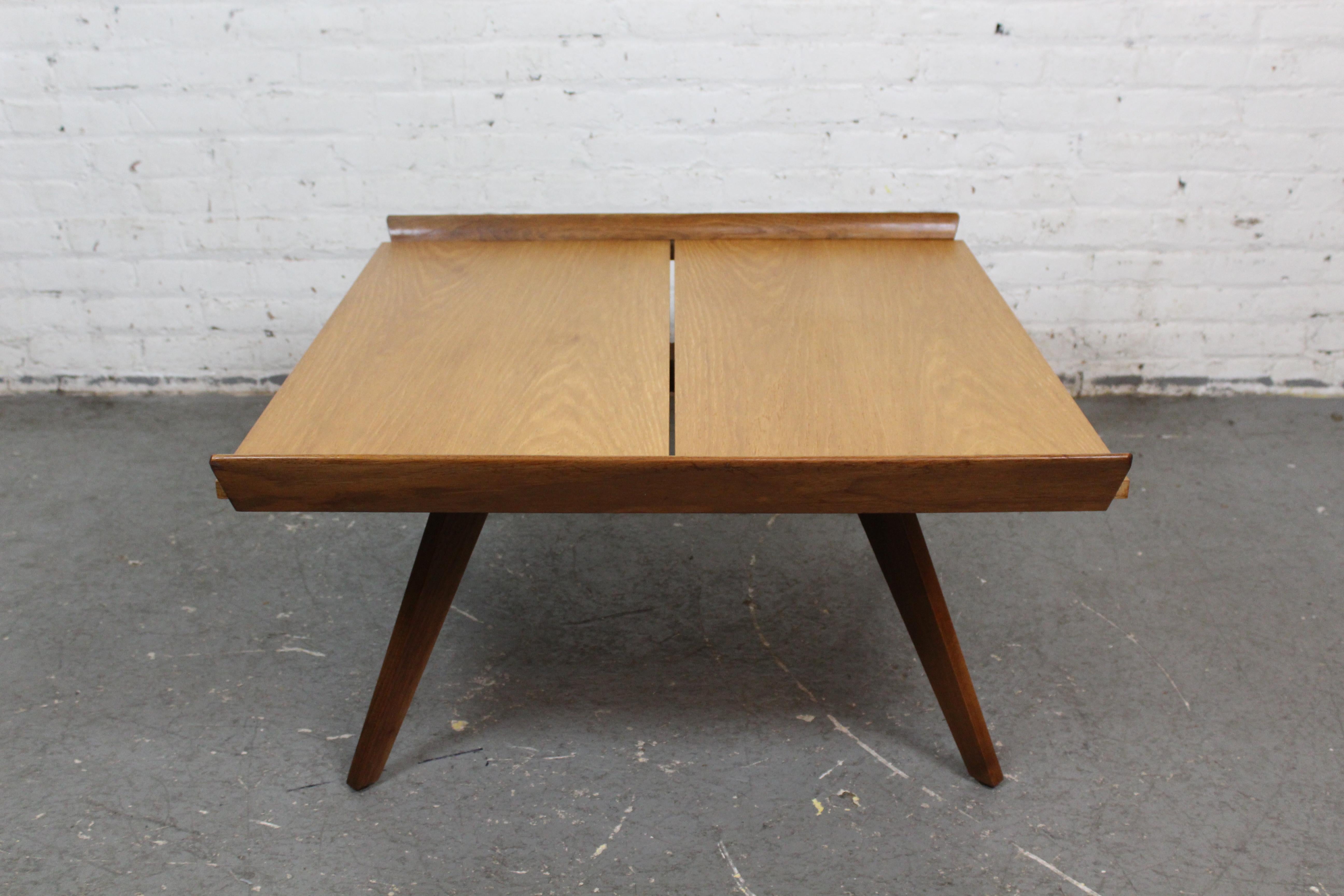 XXIe siècle et contemporain Table à pieds évasés George Nakashima pour Knoll Studio en vente