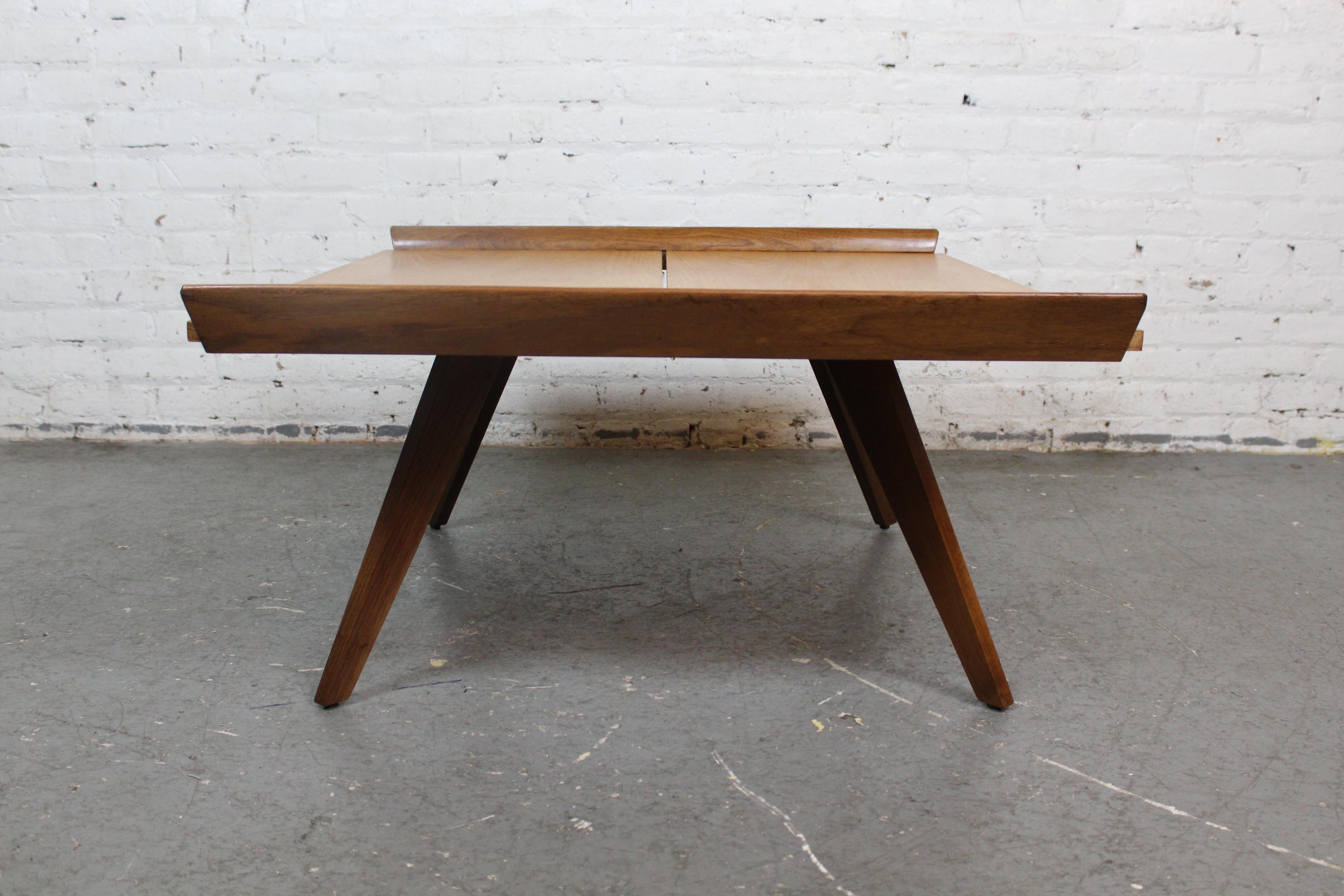 Bois Table à pieds évasés George Nakashima pour Knoll Studio en vente